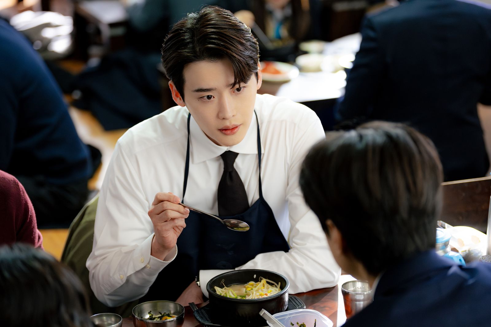 李鍾碩變身社畜律師太有共鳴！　韓劇《瑞草洞》開播空降收視冠軍