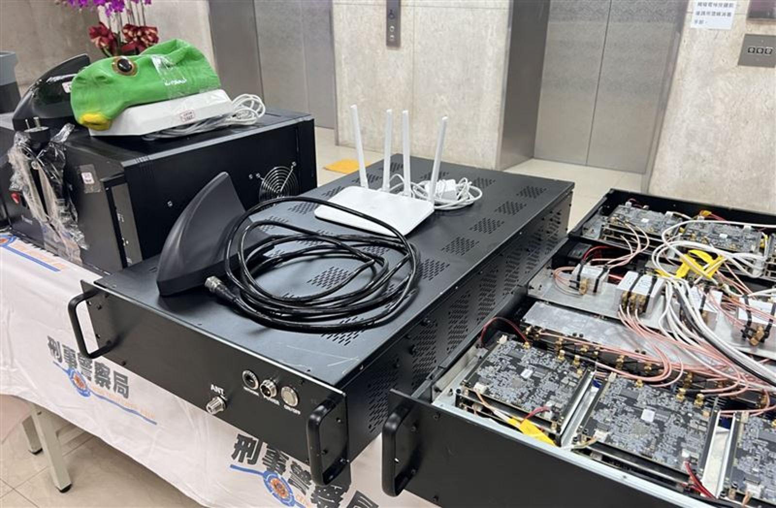 詐團成員狂發150萬則「普發1萬」詐騙簡訊 法官竟「無保請回」