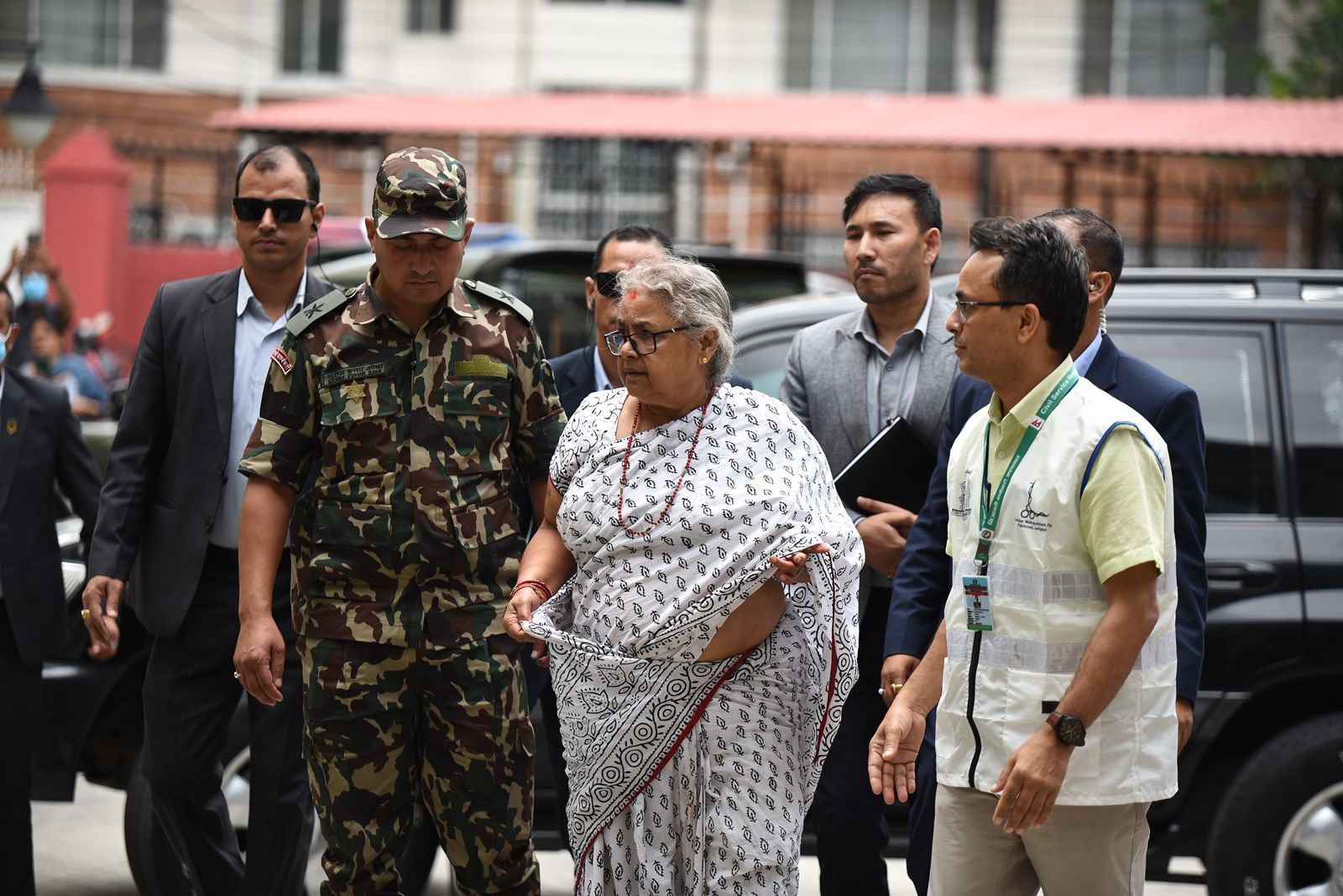 卡爾基上任後前去醫院探望受傷的示威者。圖／翻攝自X