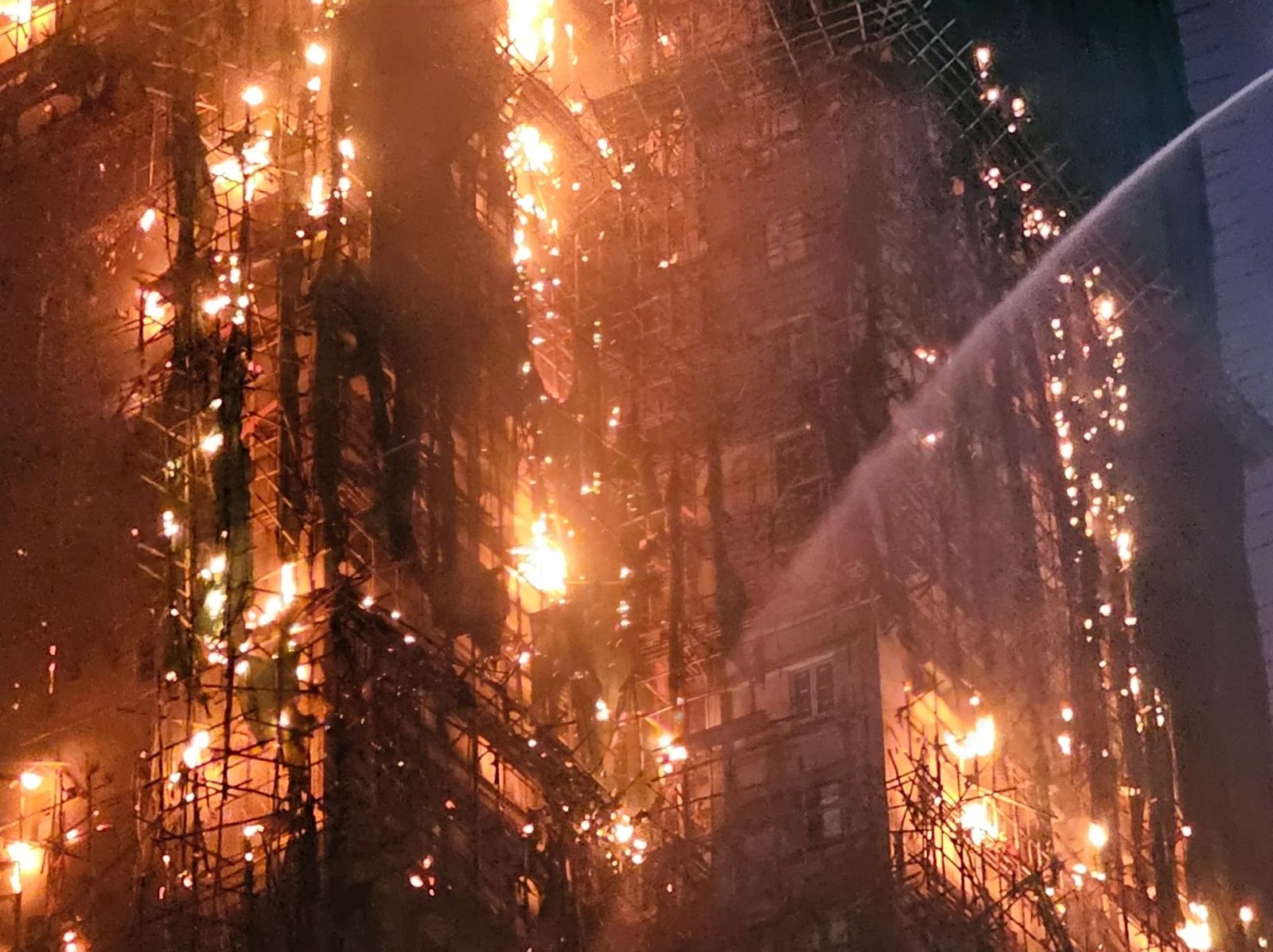 香港宏福苑大火／罪魁禍首非竹棚！竟是「它」引發玻璃爆破　另承包商3人涉誤殺獲保
