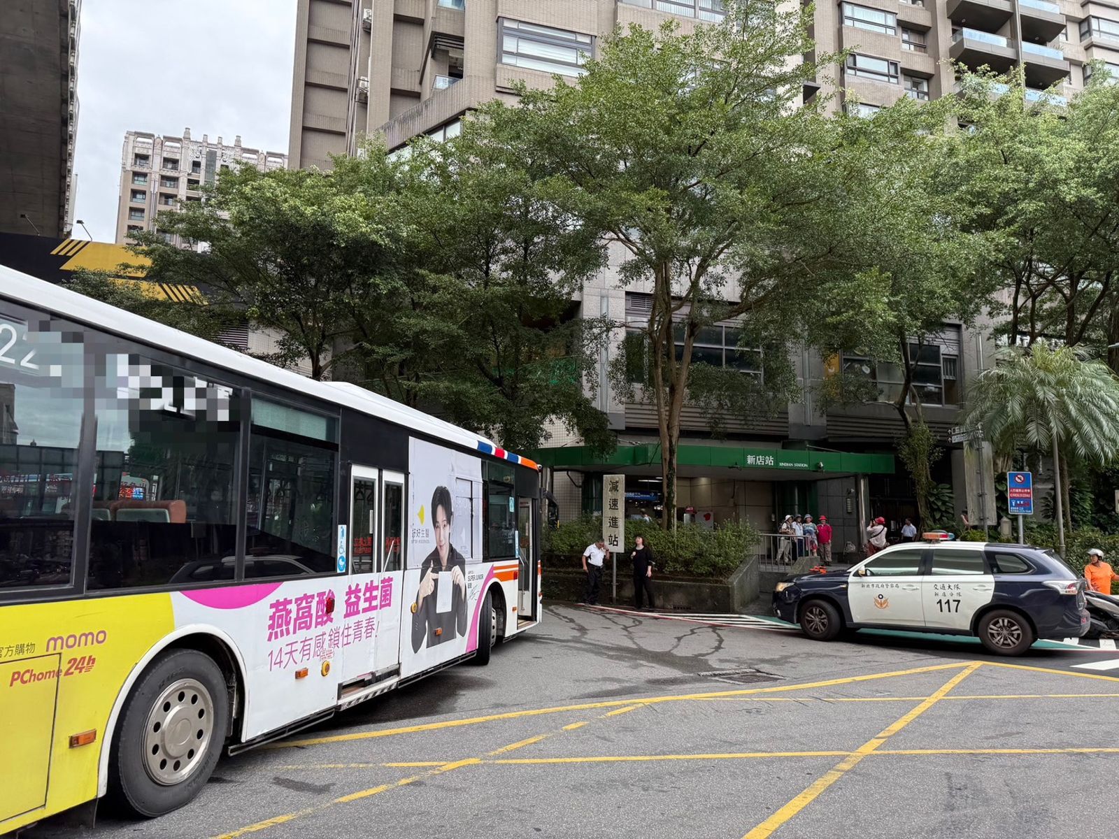 新店捷運總站公車站發生公車撞飛行人的意外。圖/翻攝照片