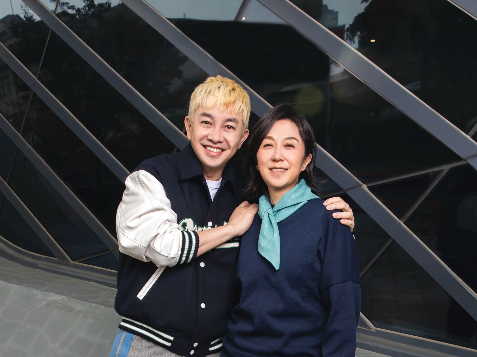 李明川（左）翻唱黃韻玲的作品〈沒有你的聖誕節〉。產值娛樂提供