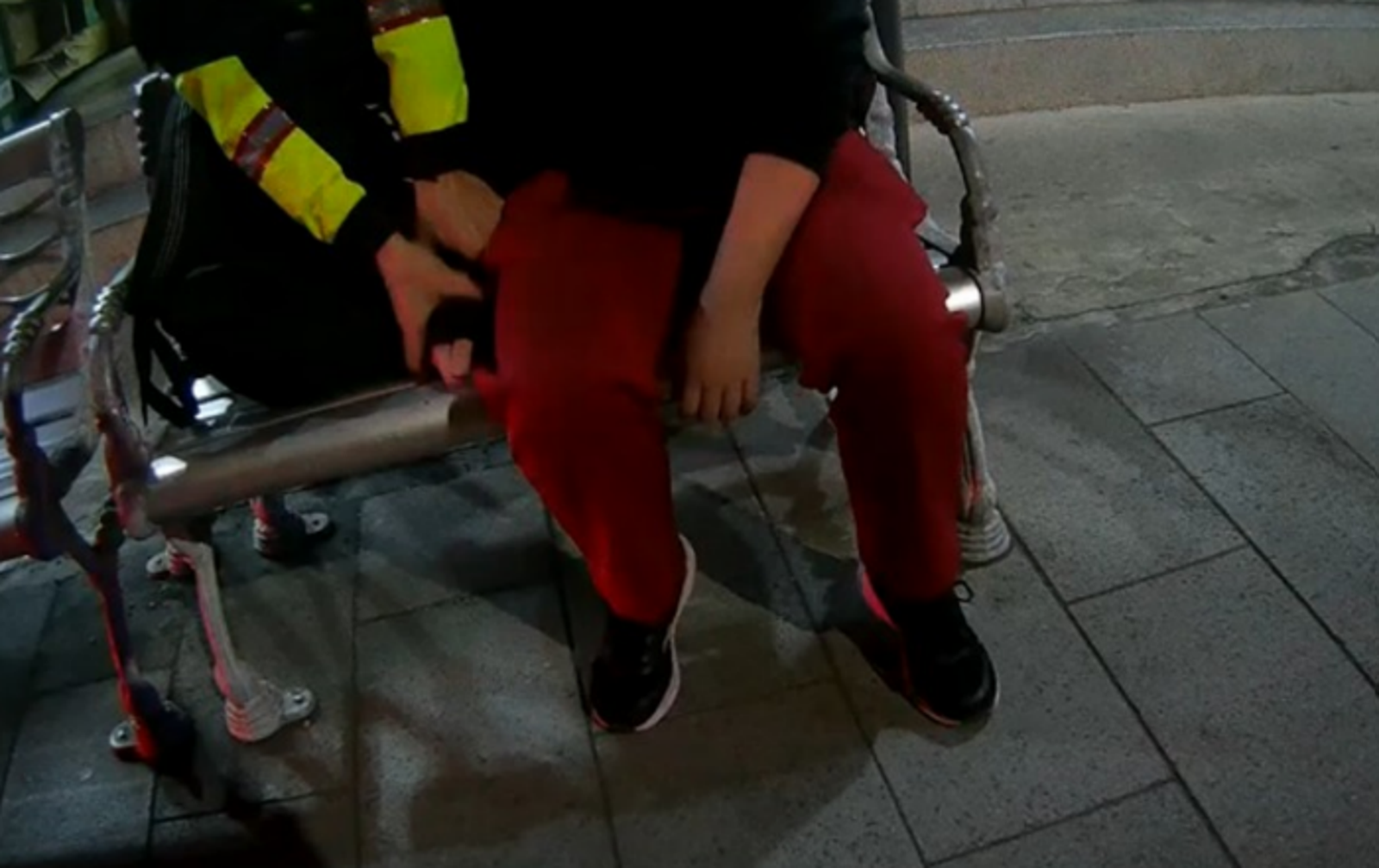 士林公車站深夜傳哭聲！花季少女割腕啜泣　暖警化身「垃圾桶」陪聊救命