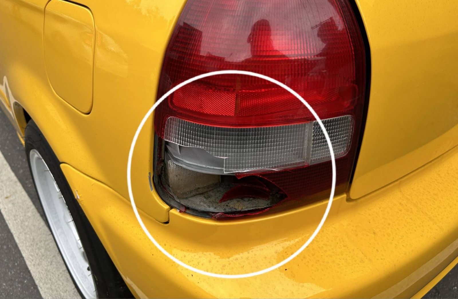 遭撞黃色轎車燈殼破裂。翻攝畫面