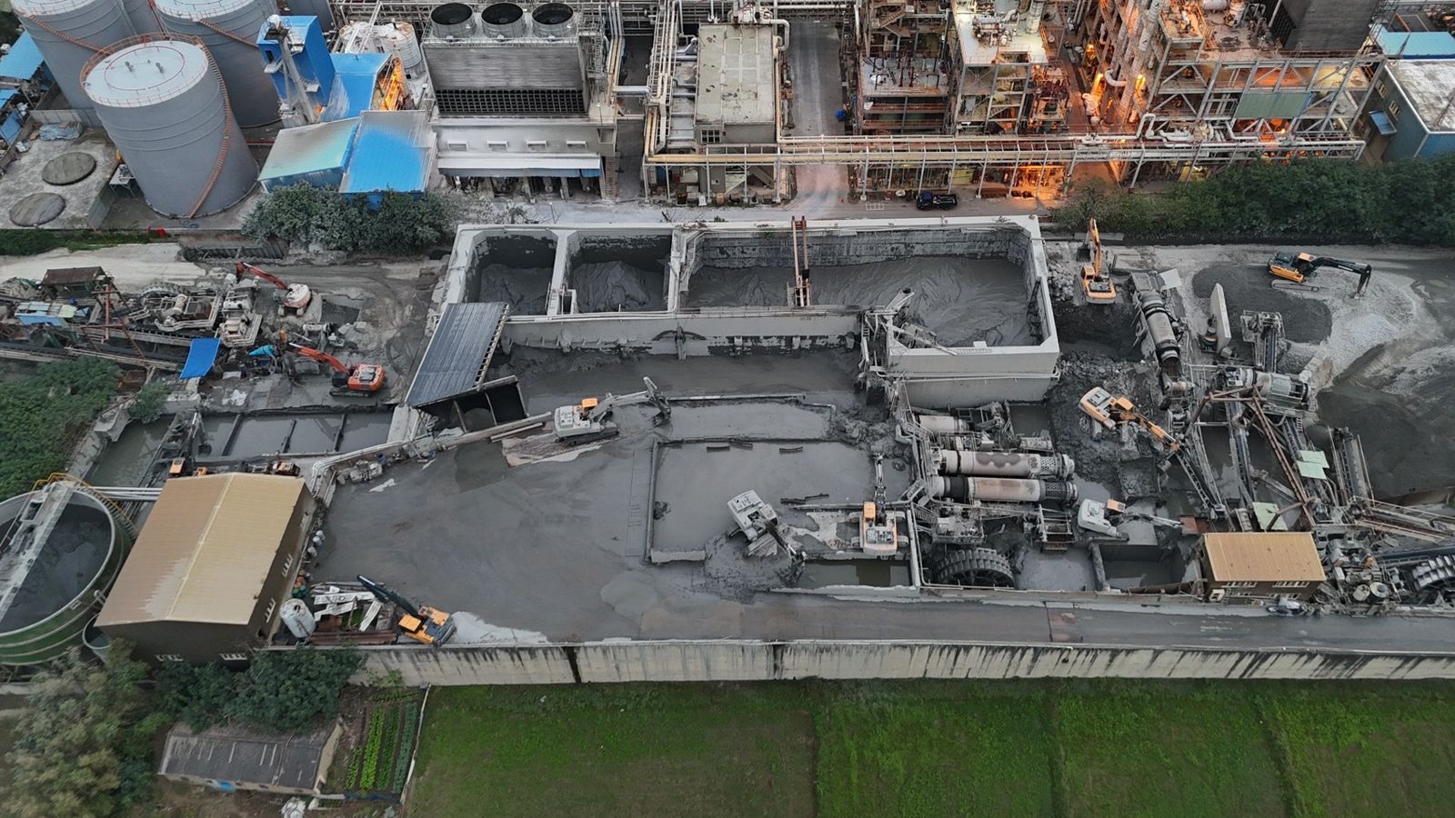 環境生態被出賣！無良業者暗夜偷排泥漿水「抹黑」海岸線　5年狂撈「黑錢」12億