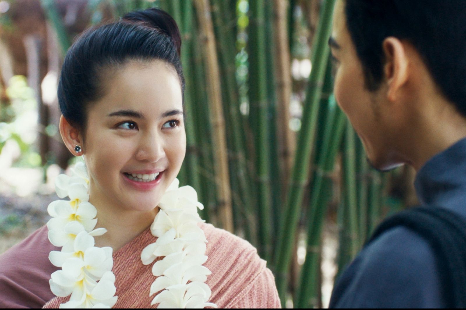 泰國票房女神Bow為戲剃短髮塗黑牙！男友Alek現身力挺　喬康CP激情升級