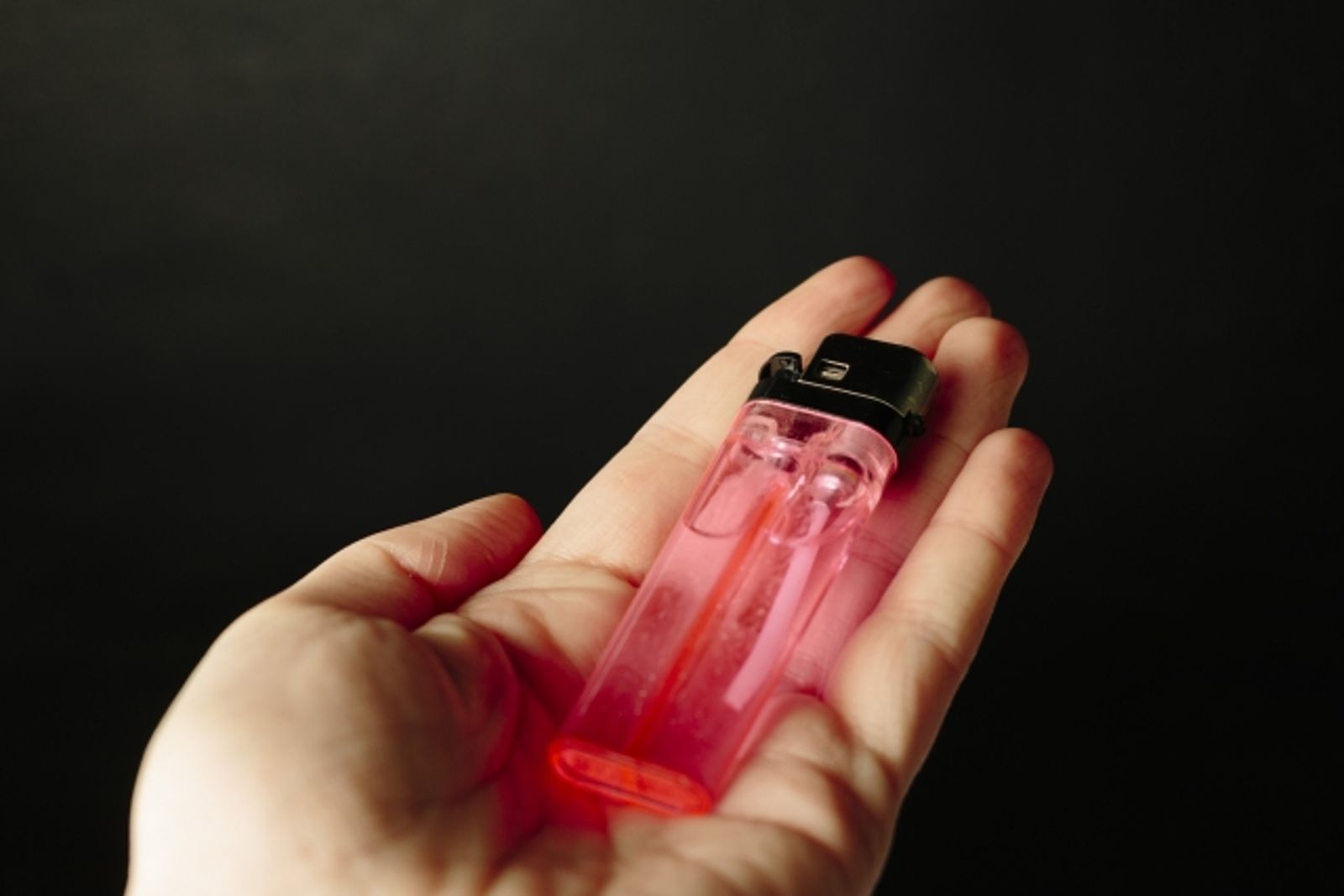 少年「吸打火機」上癮!氣體引爆至全身90%燒燙傷、手指恐終身無法彎曲