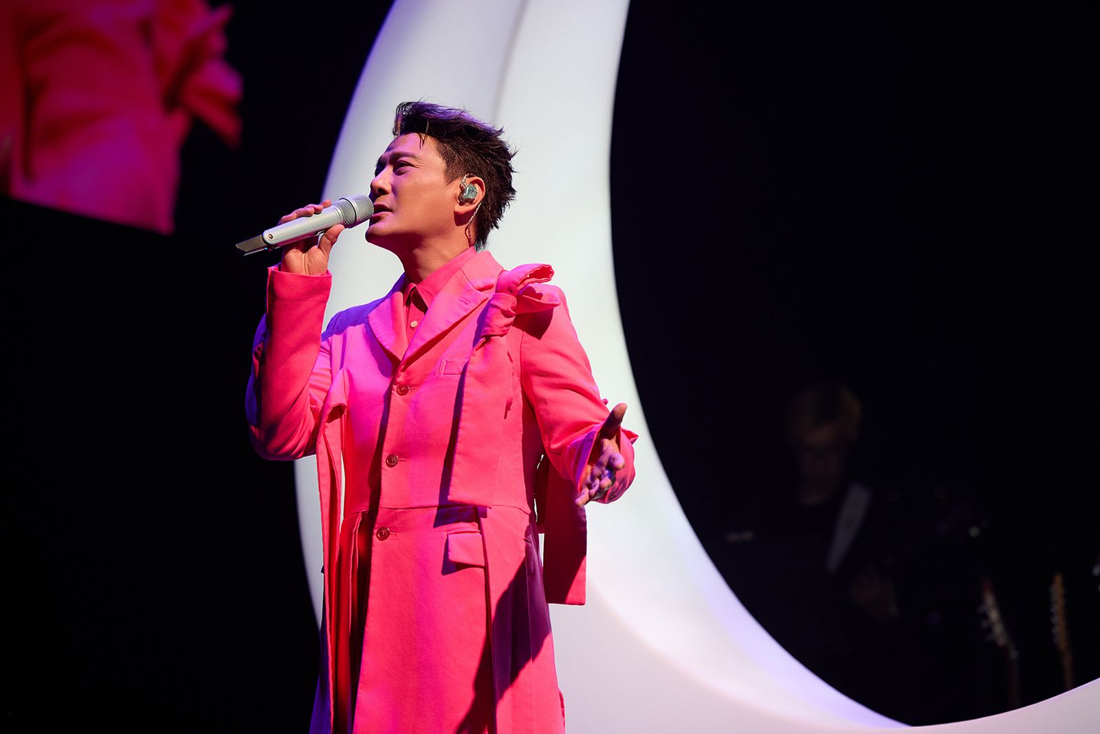 白色情人節當眾放閃！張信哲深情告白　「張太太」不藏了衝向台前送禮