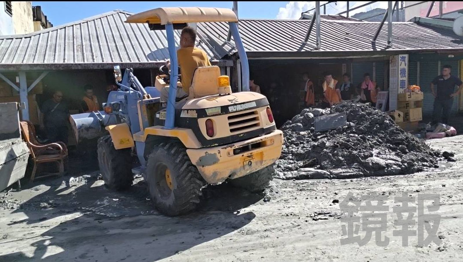 今日一早許多劫後餘生的民眾開始整理凌亂的家園。王吟芳攝