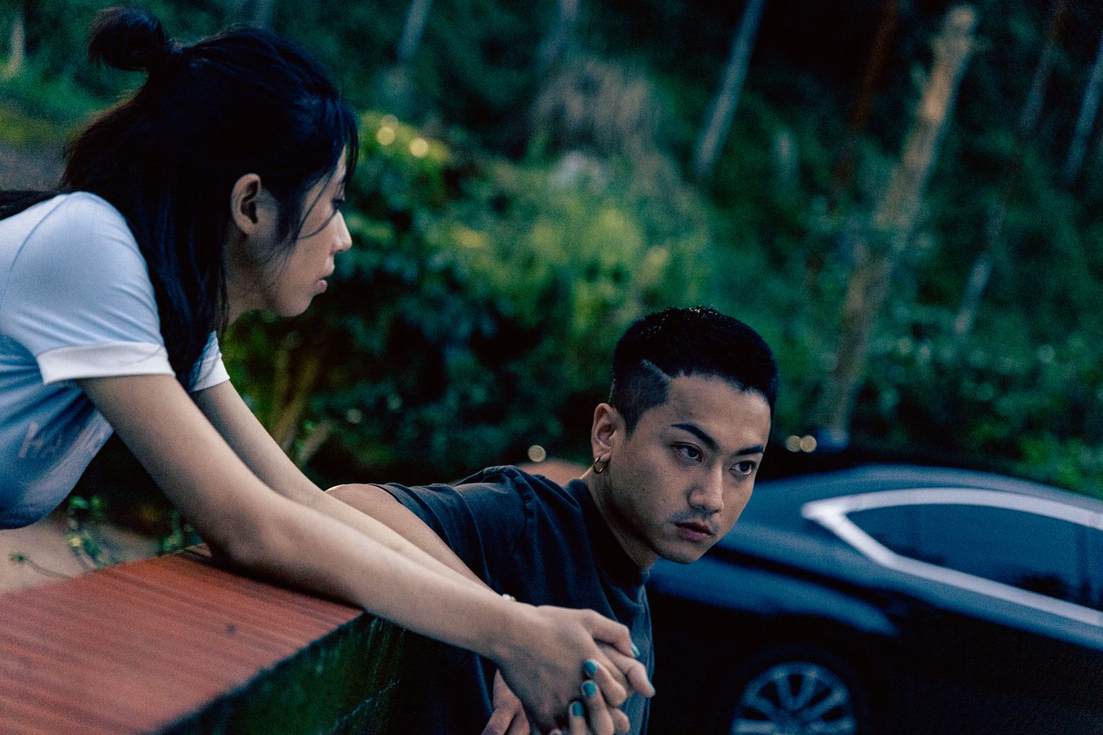 上一屆最具潛力新人獎入圍的五木，與本屆入圍者邱姿雅（左）皆演出《藍色假期》。公視台語台提供