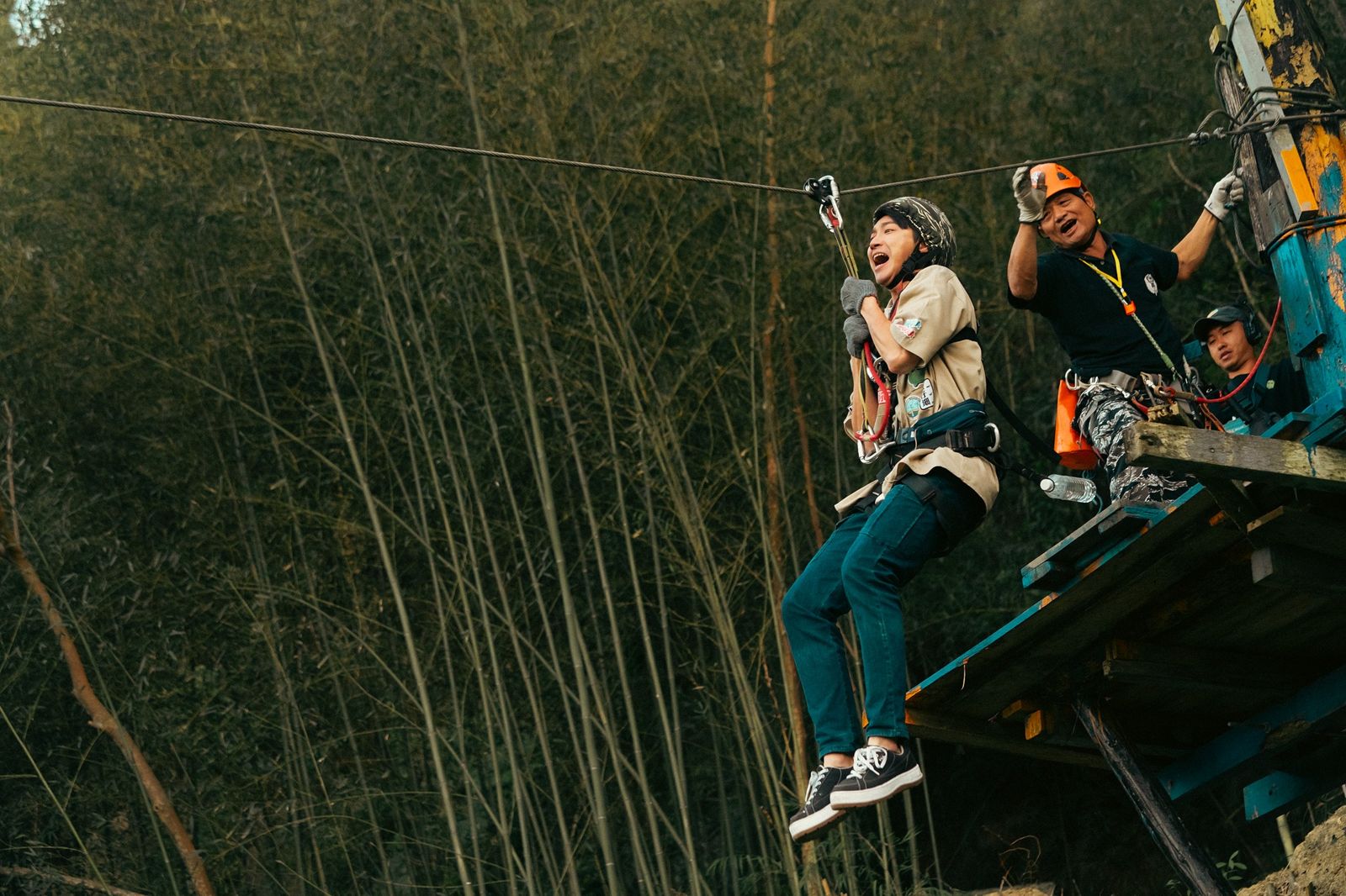 怕高的江宏傑被小朋友笑是自身難保哥哥。客家電視提供