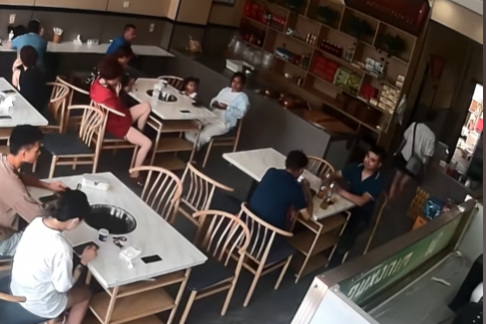 上午8點多老闆娘未到,客人自動入座等待。圖/翻攝自TikTok