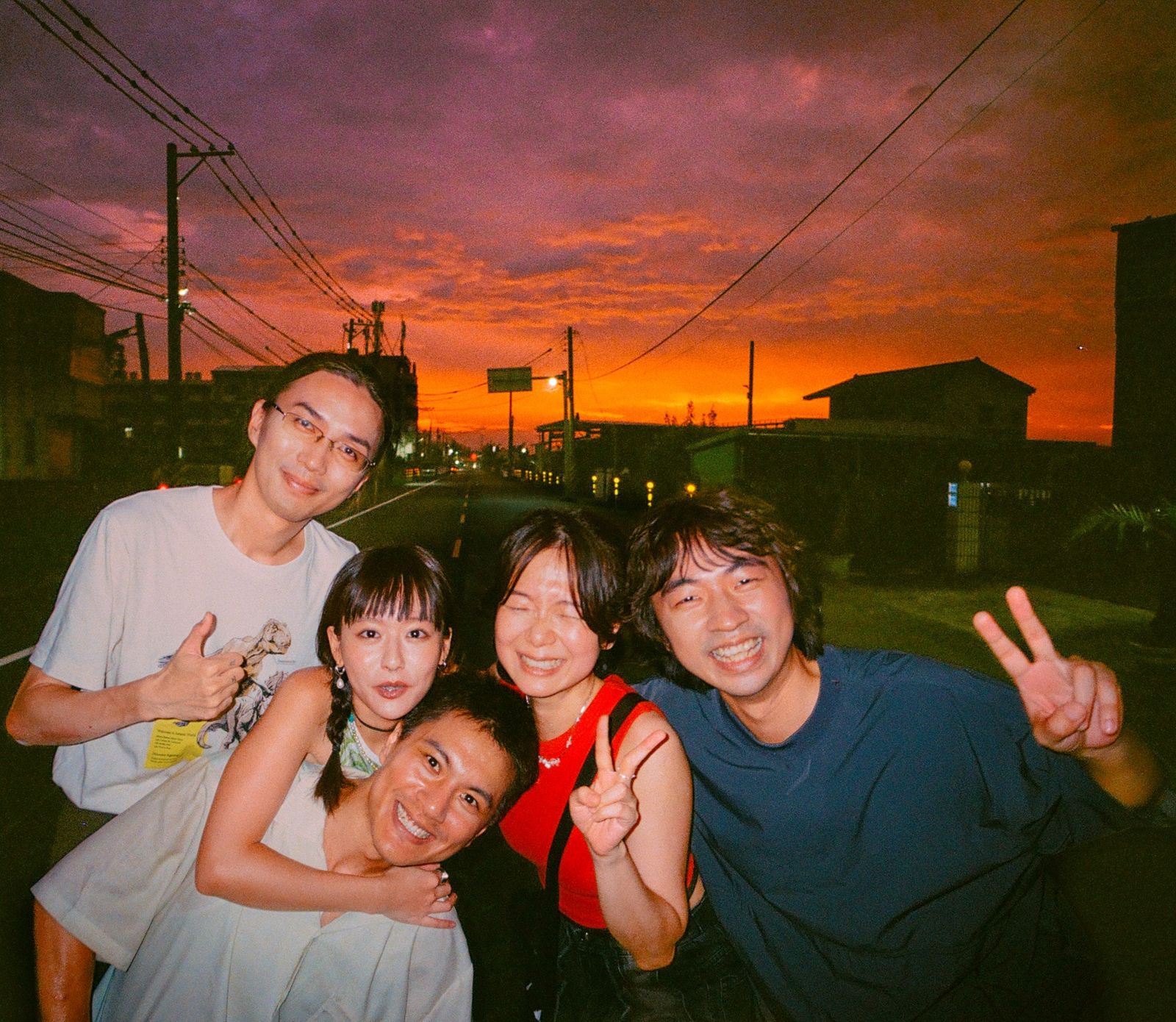 百合花在近日釋出歌曲〈龍眼〉MV，找來日前在電影《泥娃娃》表現亮眼的李冠毅共同演出。自來有限公司提供