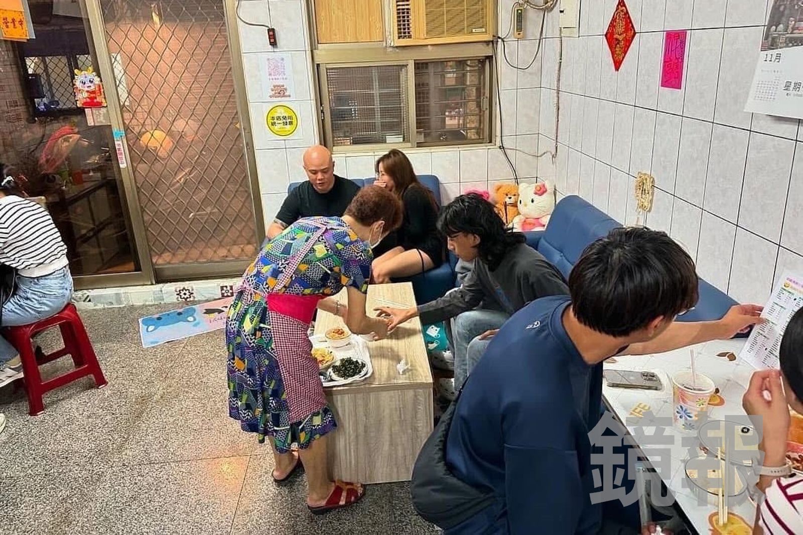 「幸福清粥小菜館」開在一樓民宅裡，由阿嬤一人獨撐外場，親切和藹。