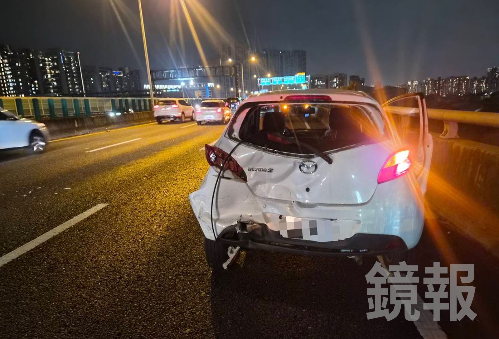 白色轎車後方遭追撞，車體嚴重受損變形。民眾提供