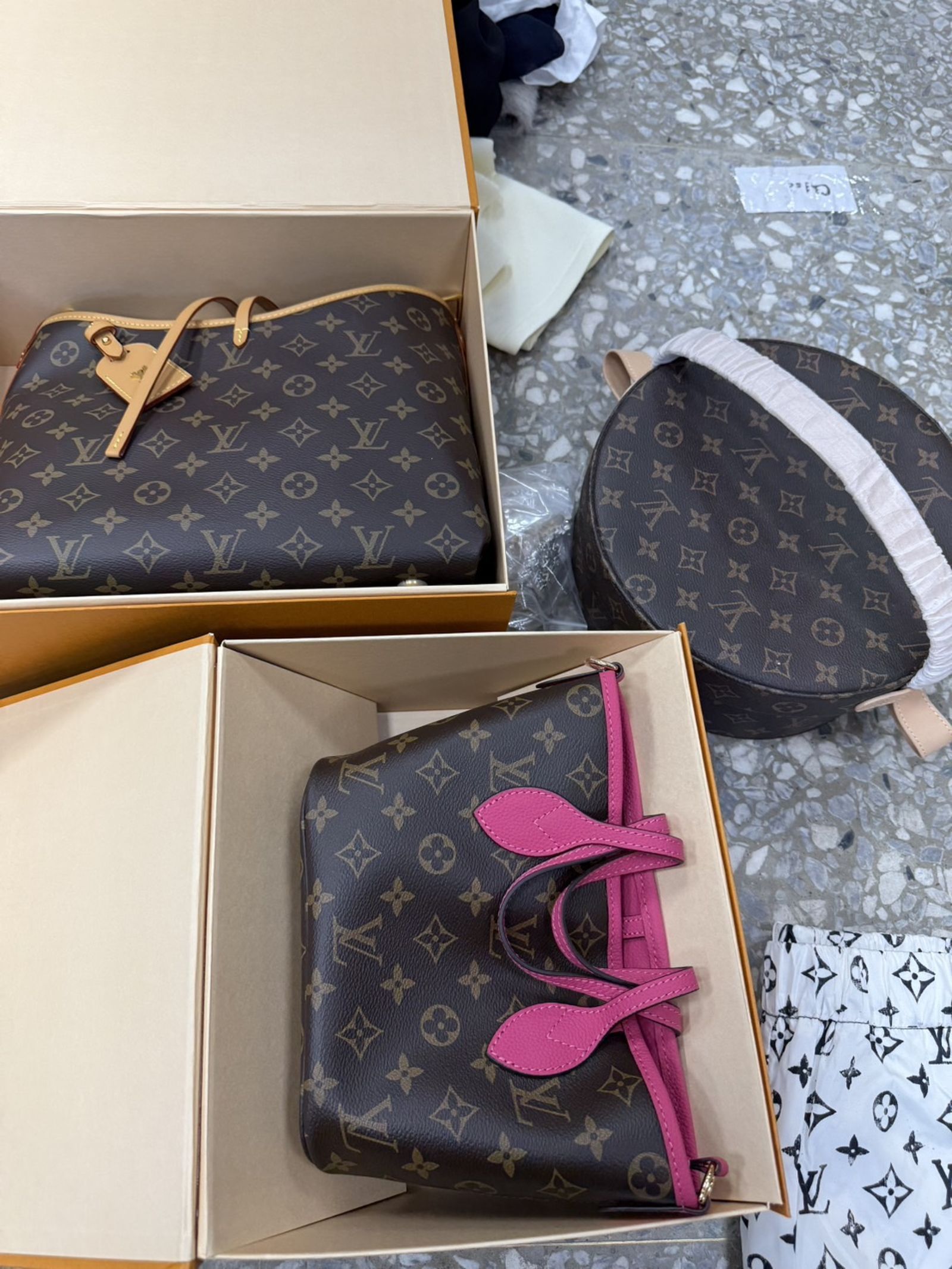 LV包與正品極為相似。