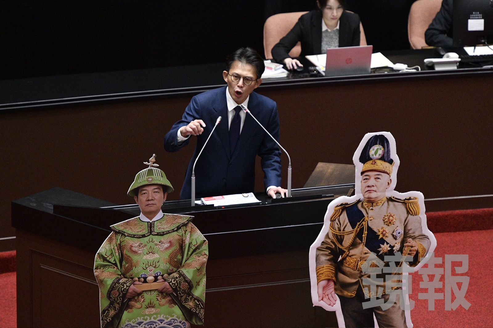 彈劾審查登場！藍白擺「賴世凱」人形立牌抗議　黃國昌轟賴清德：躲卓榮泰背後毫無擔當
