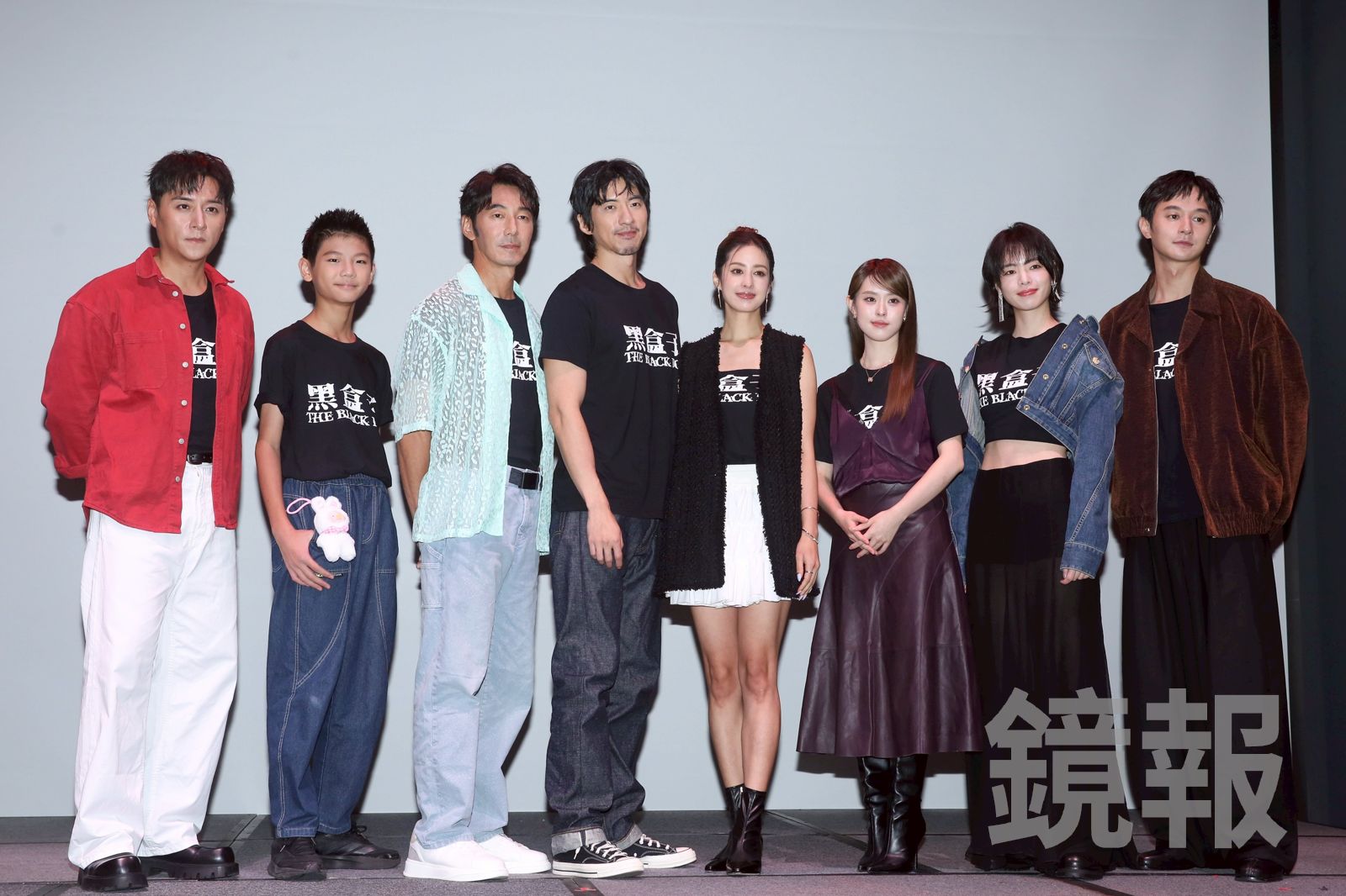 鄭人碩(左起)、洪君昊、李李仁、傅孟柏、莫允雯、邱偲琹、陸夏、張軒睿出席影集《黑盒子》記者會。李鍾泉攝