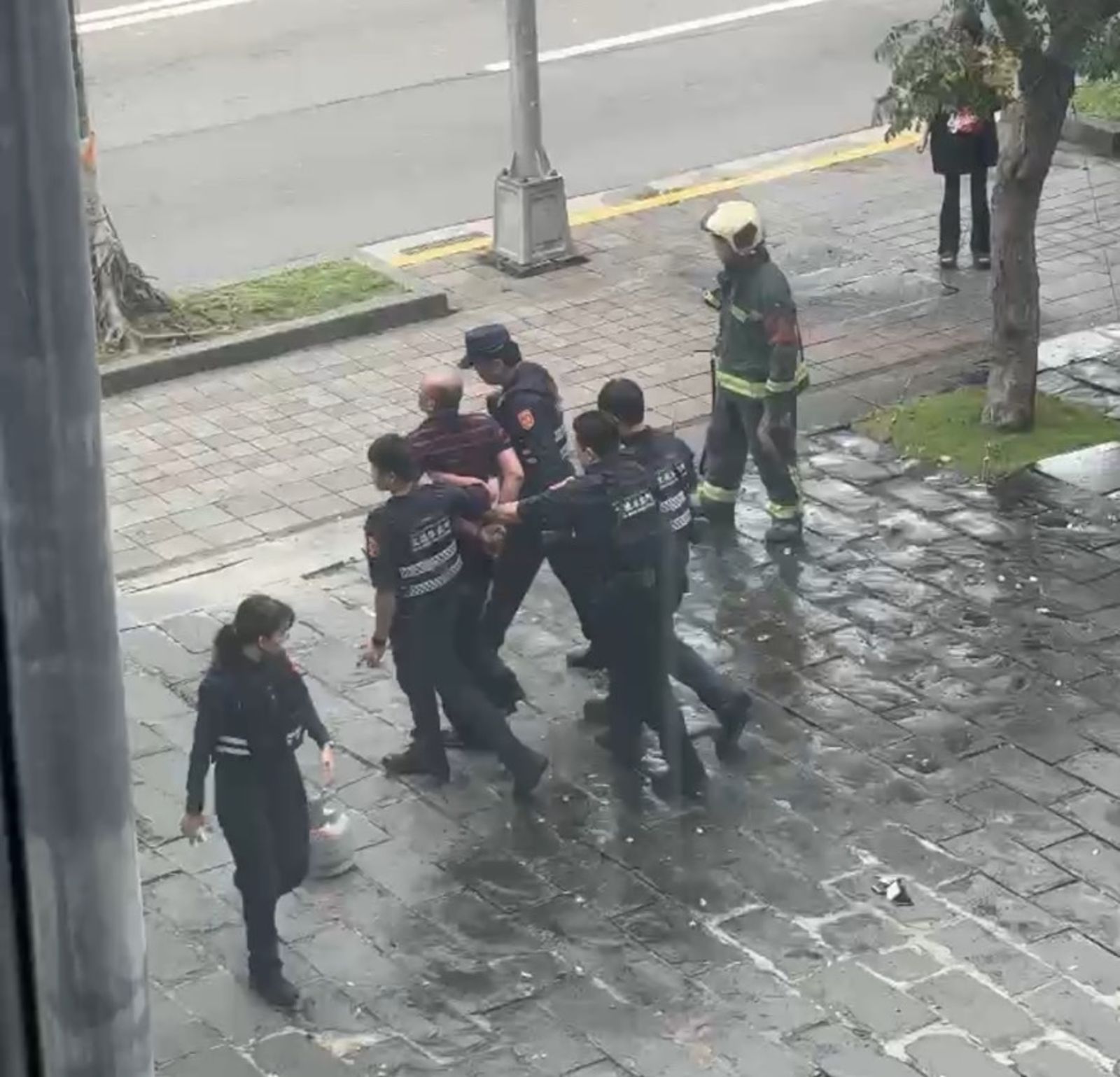 男子稍早已被帶走。民眾提供