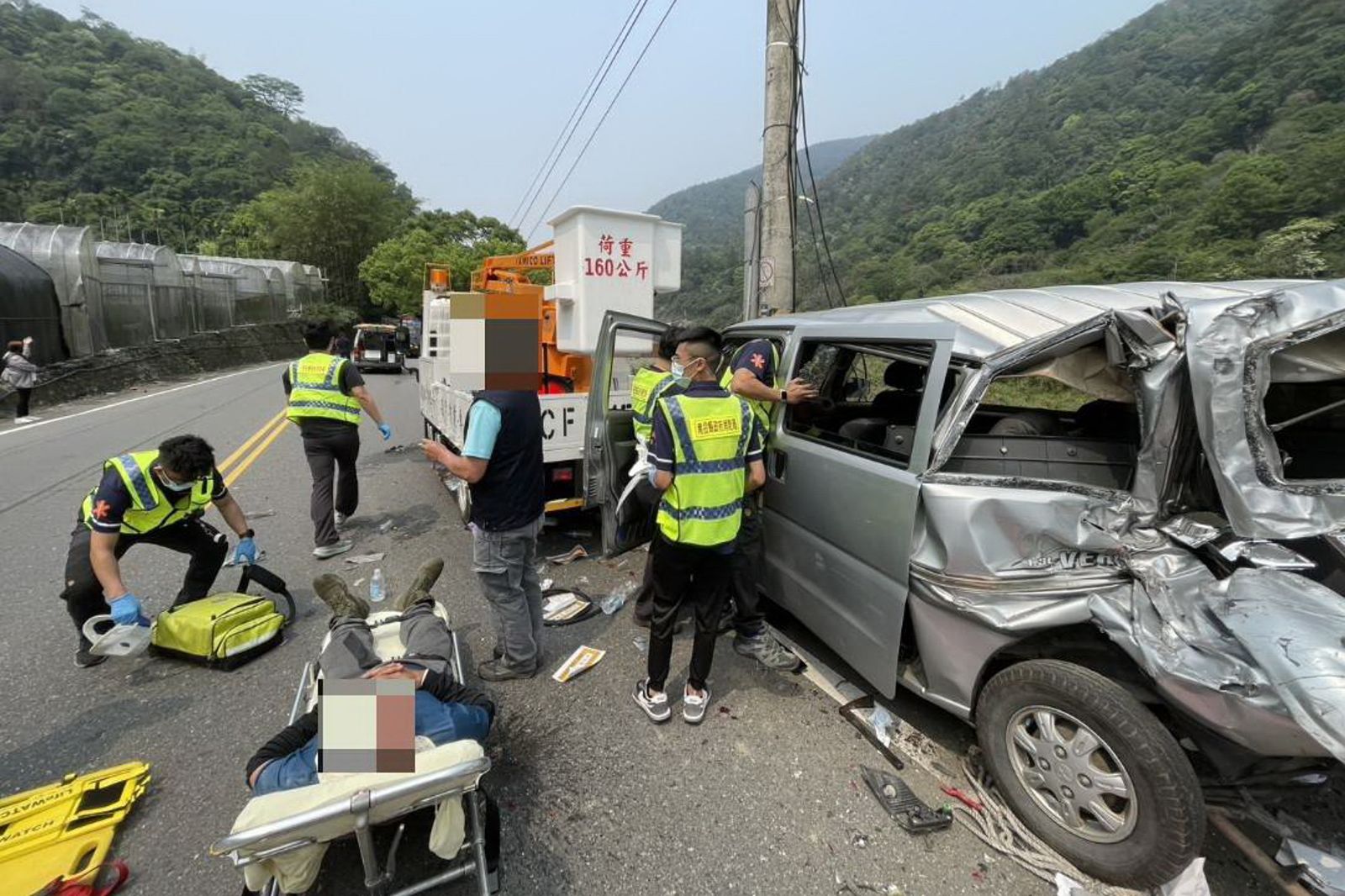 大貨車過彎追撞釀禍！　3車撞一團4人受困　警消急破壞車體…救援畫面曝光