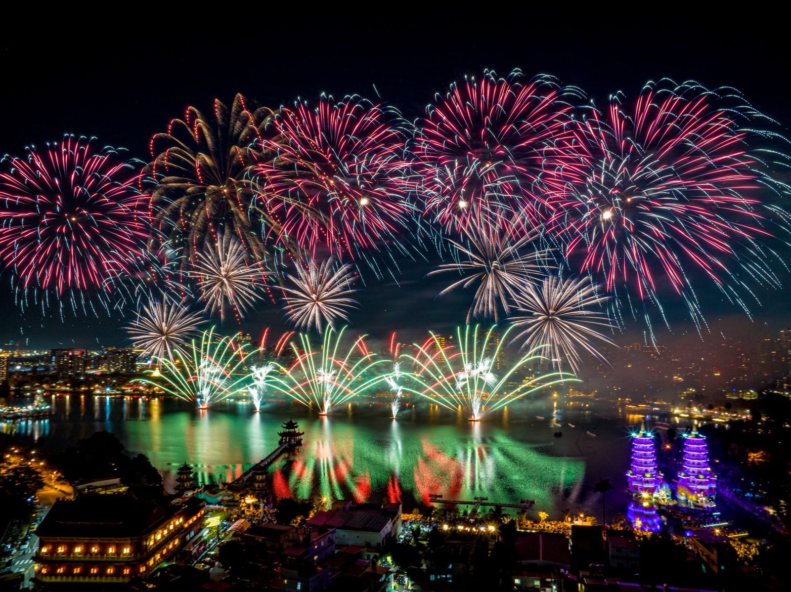 高雄蓮池潭廟會出包！煙火「砲彈式墜落觀眾區」驚悚逃竄畫面曝…主辦道歉了