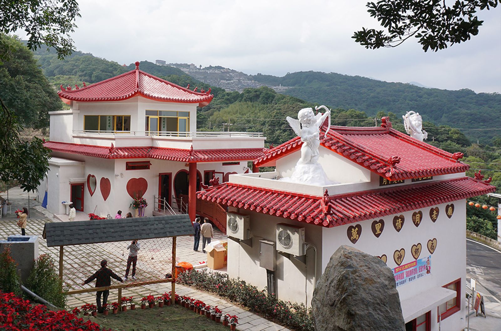 拜財神走春／求財也求脫單　萬里月老廟來加持