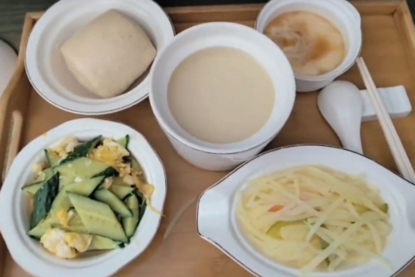 砸7萬住進月子中心！早餐竟吃「饅頭+清湯」　她傻眼：吃飯像在開盲盒