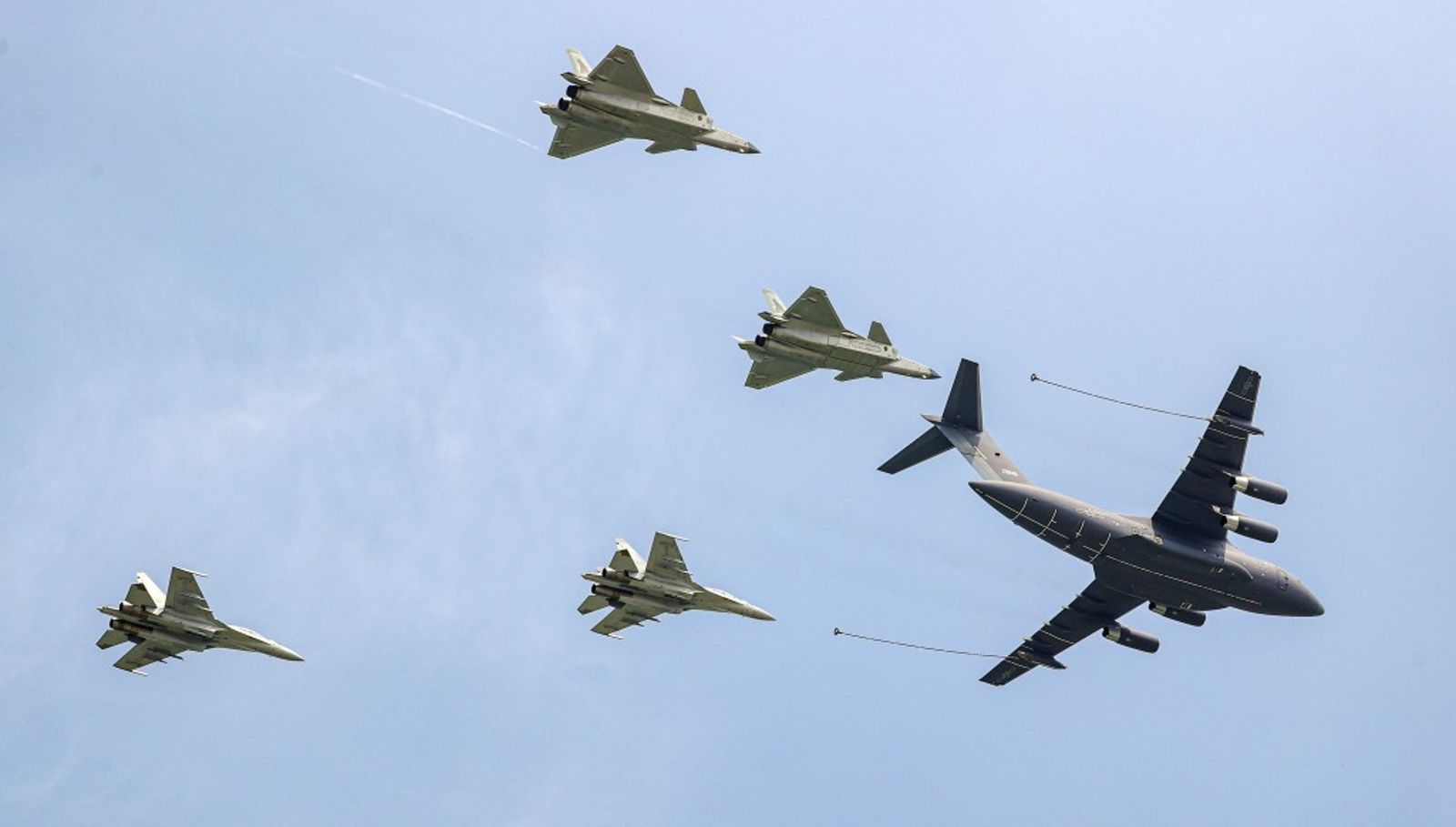 運油20和殲20及殲16一起展示空中架油。 圖片翻攝自中新社