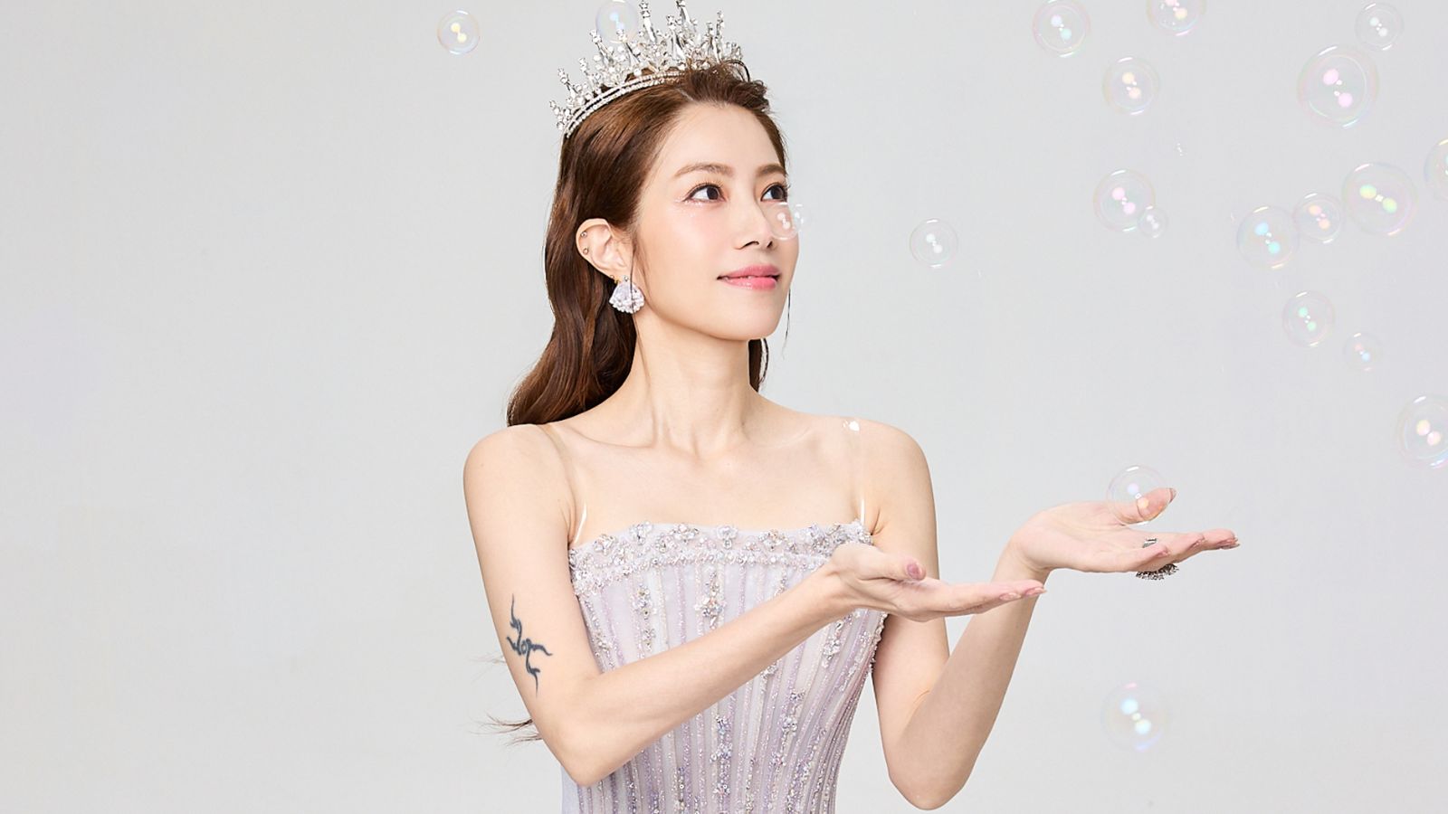 除夕夜狂飆270萬觀看！徐懷鈺國際共演封春節話題王　暖心告白歌迷