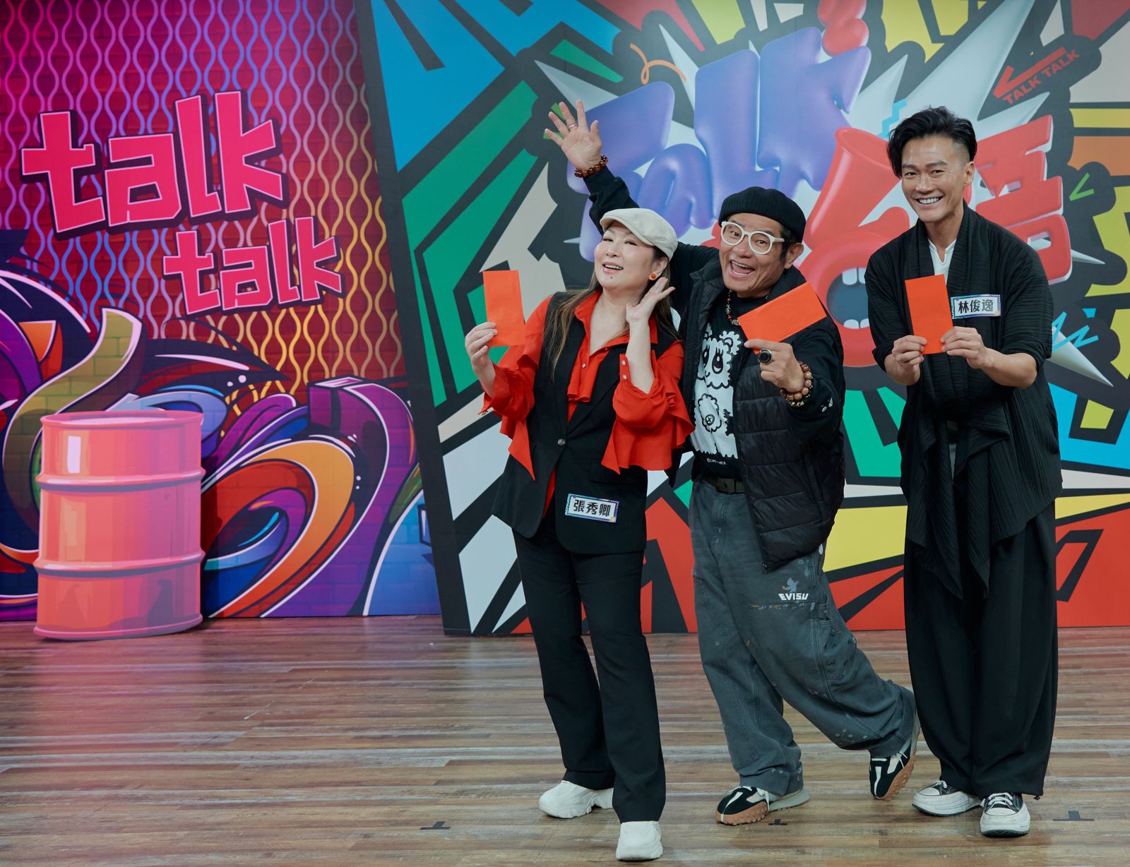 張秀卿(左起)、許效舜、林俊逸聯手錄製《Talk Talk秀台語-全民練喙花》。公視台語台提供