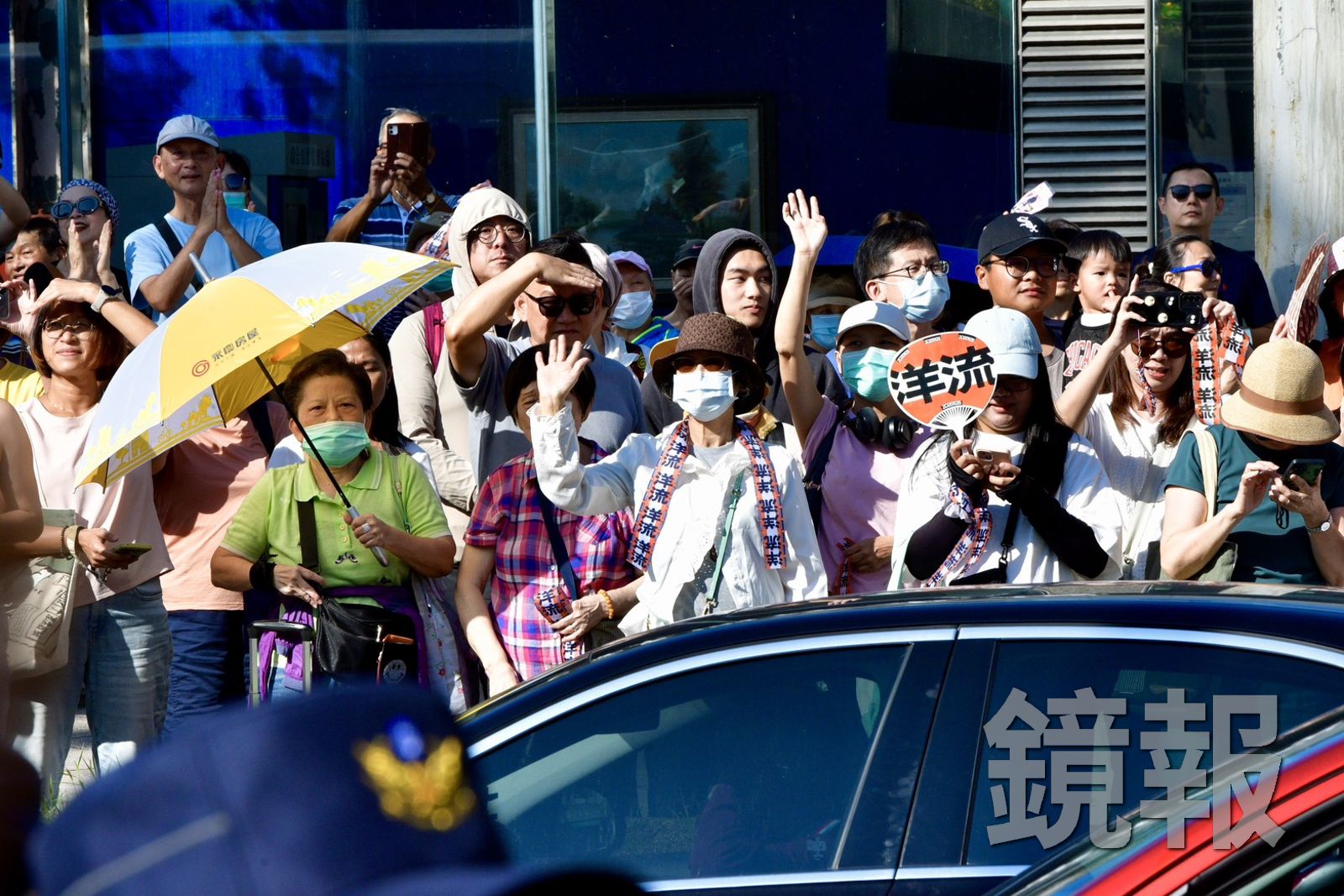 總統賴清德在天母與台北市長候選人沈伯洋合體,不少民眾站在三玉宮對面人行道,頂著烈日表達支持。攝影李智為