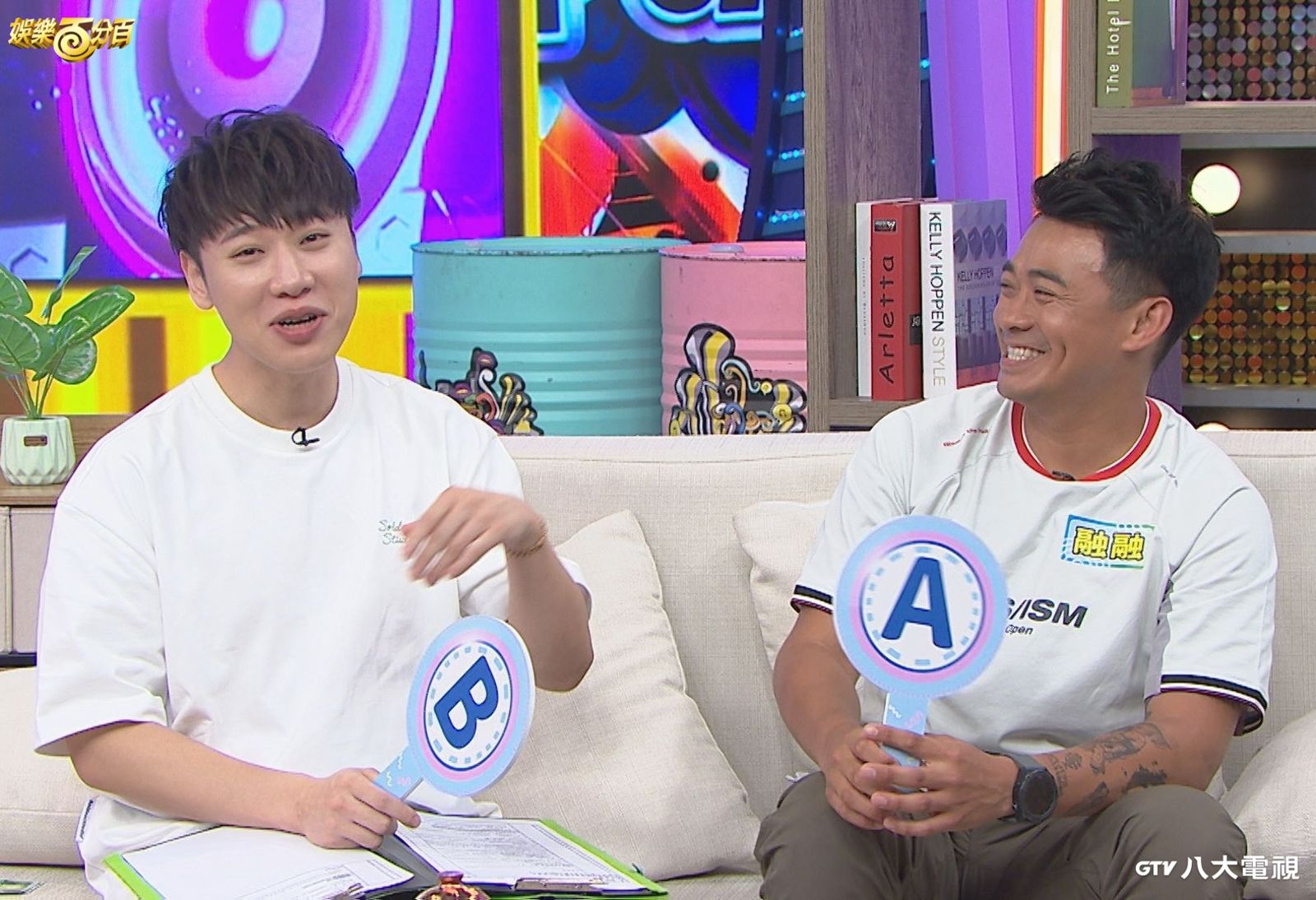 小賴(左)和融融(右)對行李打包的看法不同。八大提供