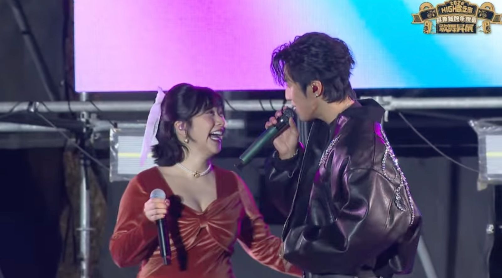 焦凡凡挺7月孕肚跨年主持！甜蜜合唱婁峻碩險走光　他急出手護妻