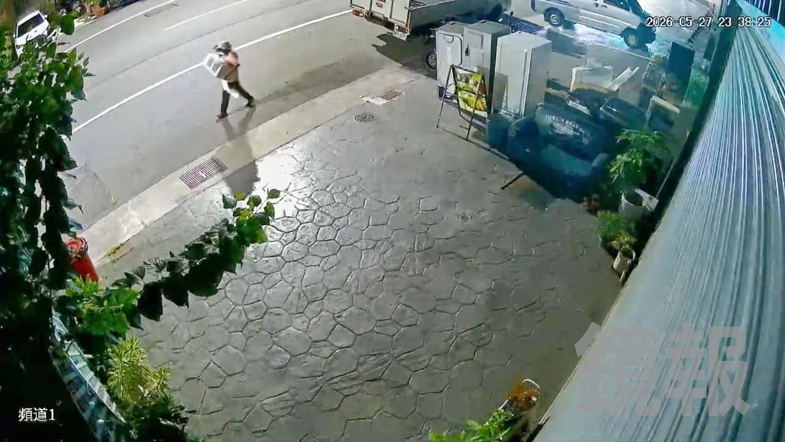 婦人深夜搬走二手電器行的冷氣室內機。受害業者提供