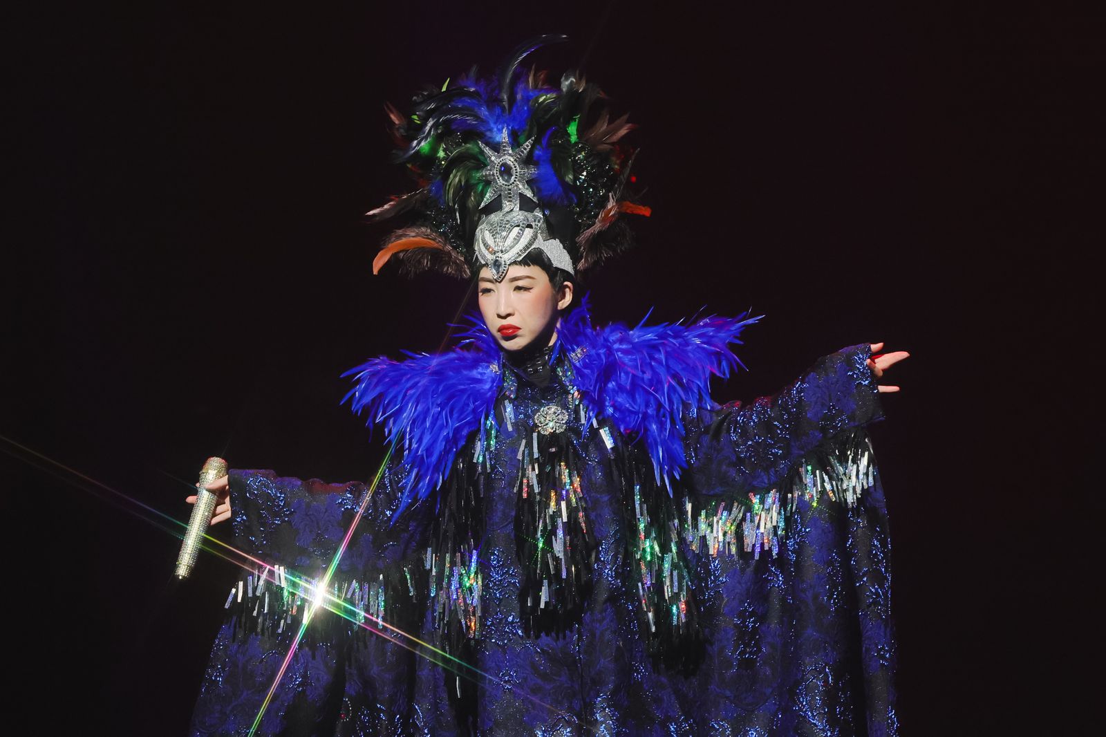 avantgardey成員NONA化身美川憲一,變裝詮釋演歌舞台。B'in Live Entertainment提供