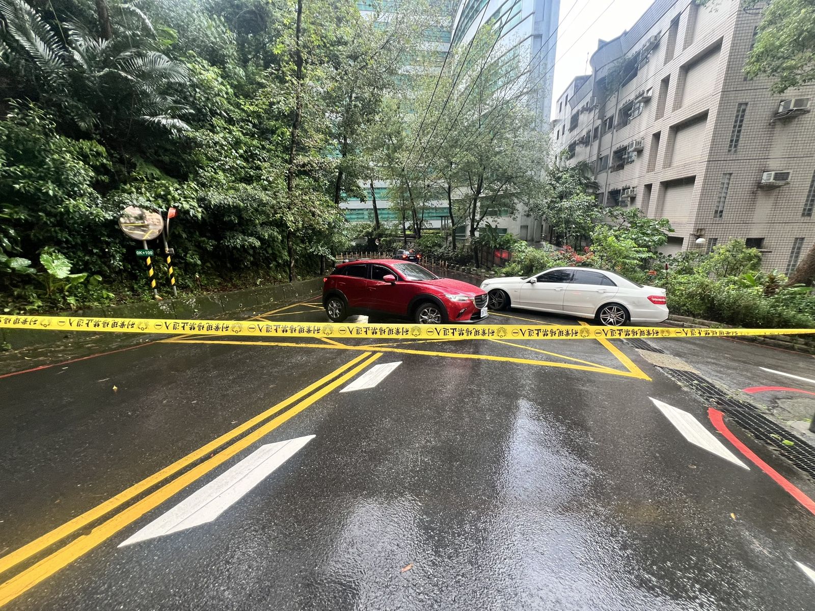 警方封閉該路斷警戒。翻攝畫面