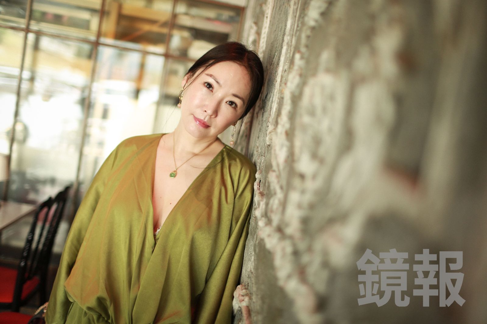 獨家／49歲王俐人扛千萬債務！性感吹髮狂賣200多台流量變現　遭友罵「笨」氣炸：先給錢再說