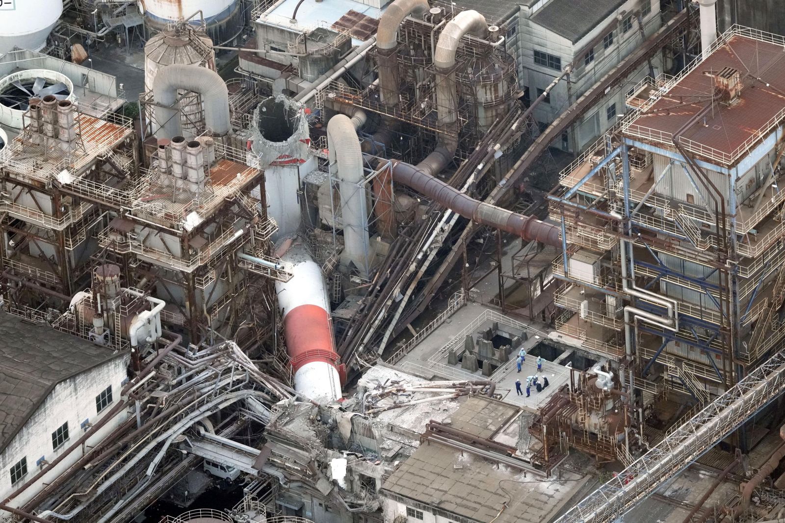 日本熊本發生規模7.1強震，日本製紙八代工廠煙囪因此倒塌，導致2名工人遭到活埋身亡。圖／達志影像