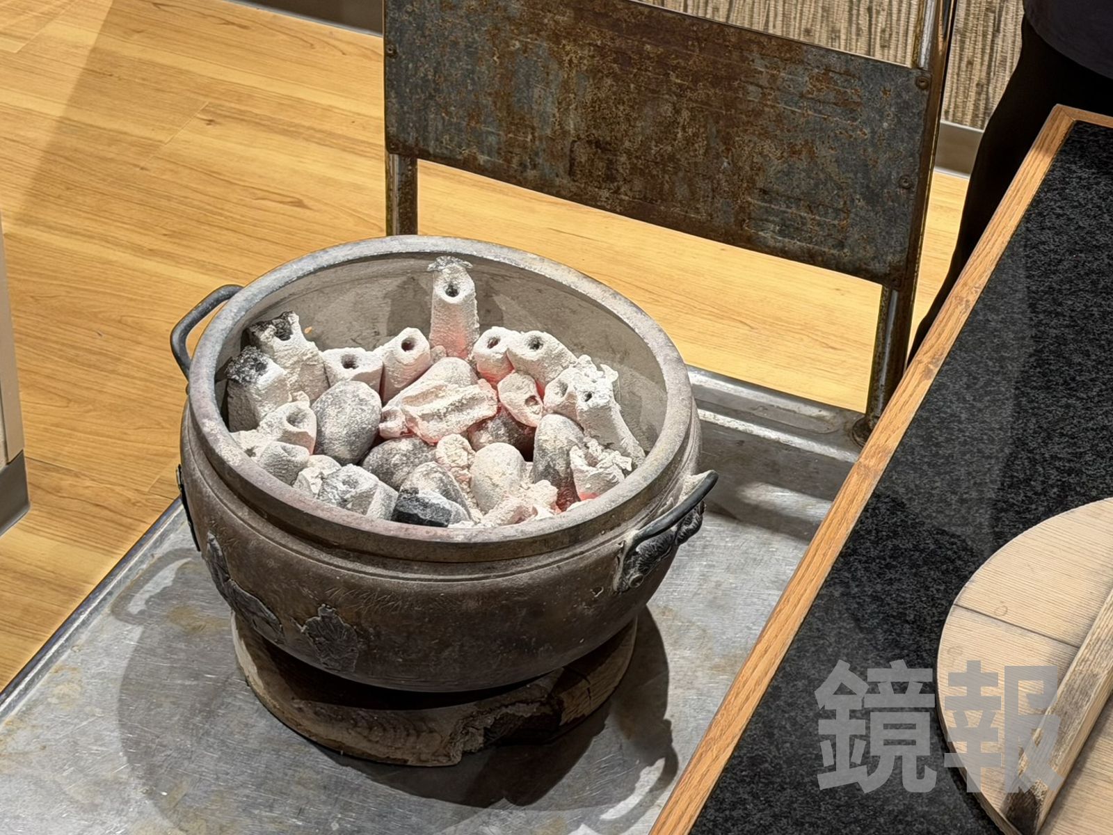 當地產的生石，會先用炭火燒到熱燙，再放入湯中加熱。