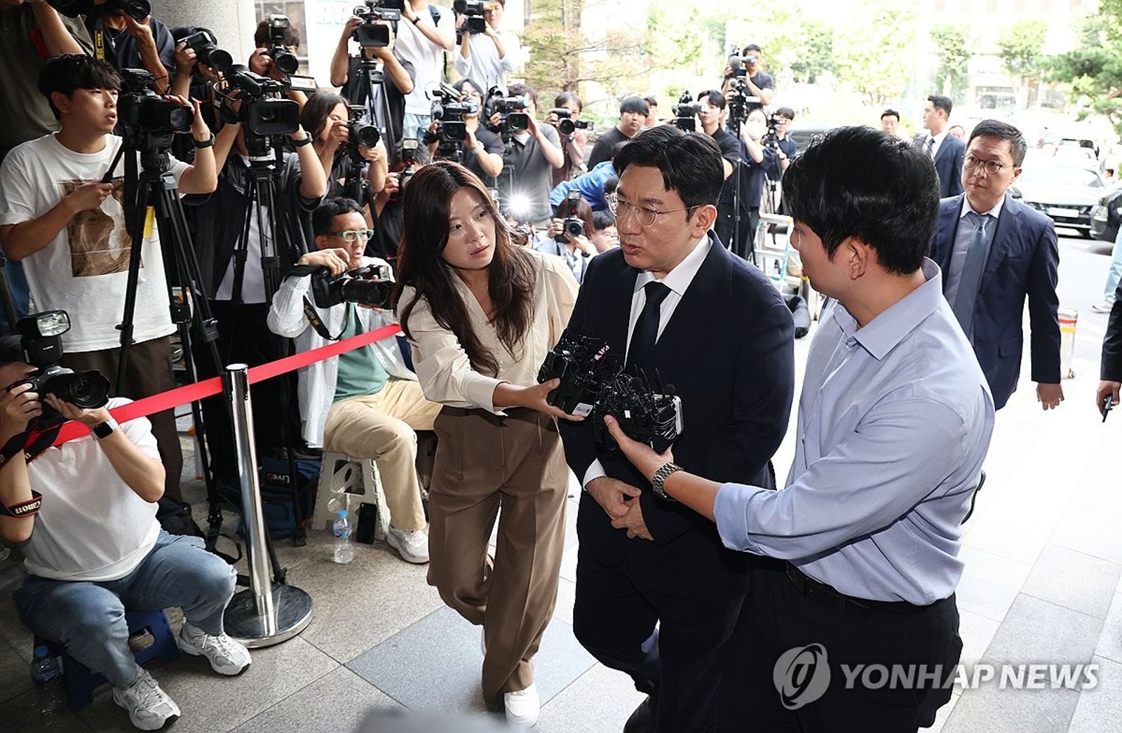 房時爀首次以被告身分現身，媒體陣仗超過百人。翻攝YONHAP NEWS