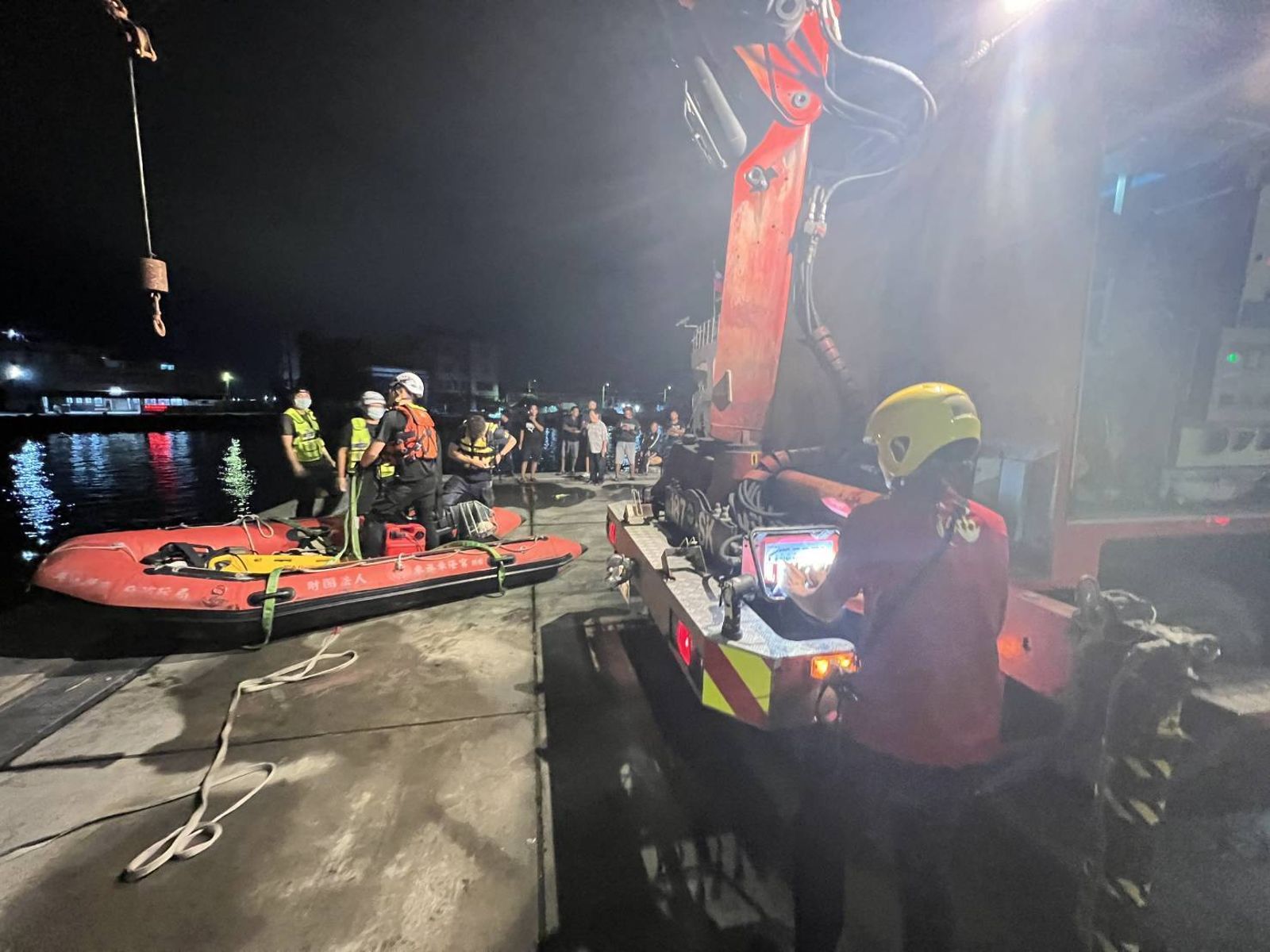 有片／東港漁港夜半驚傳機車衝海　消防海巡徹夜搜尋無果今出動無人機