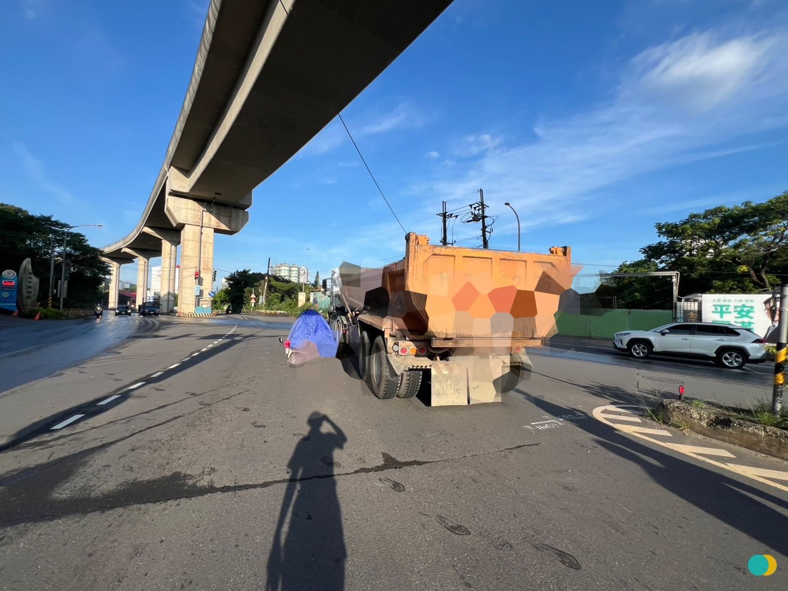 清晨死劫!三峽女騎士與曳引車猛烈碰撞 下半身「大面積撕裂」慘死現場
