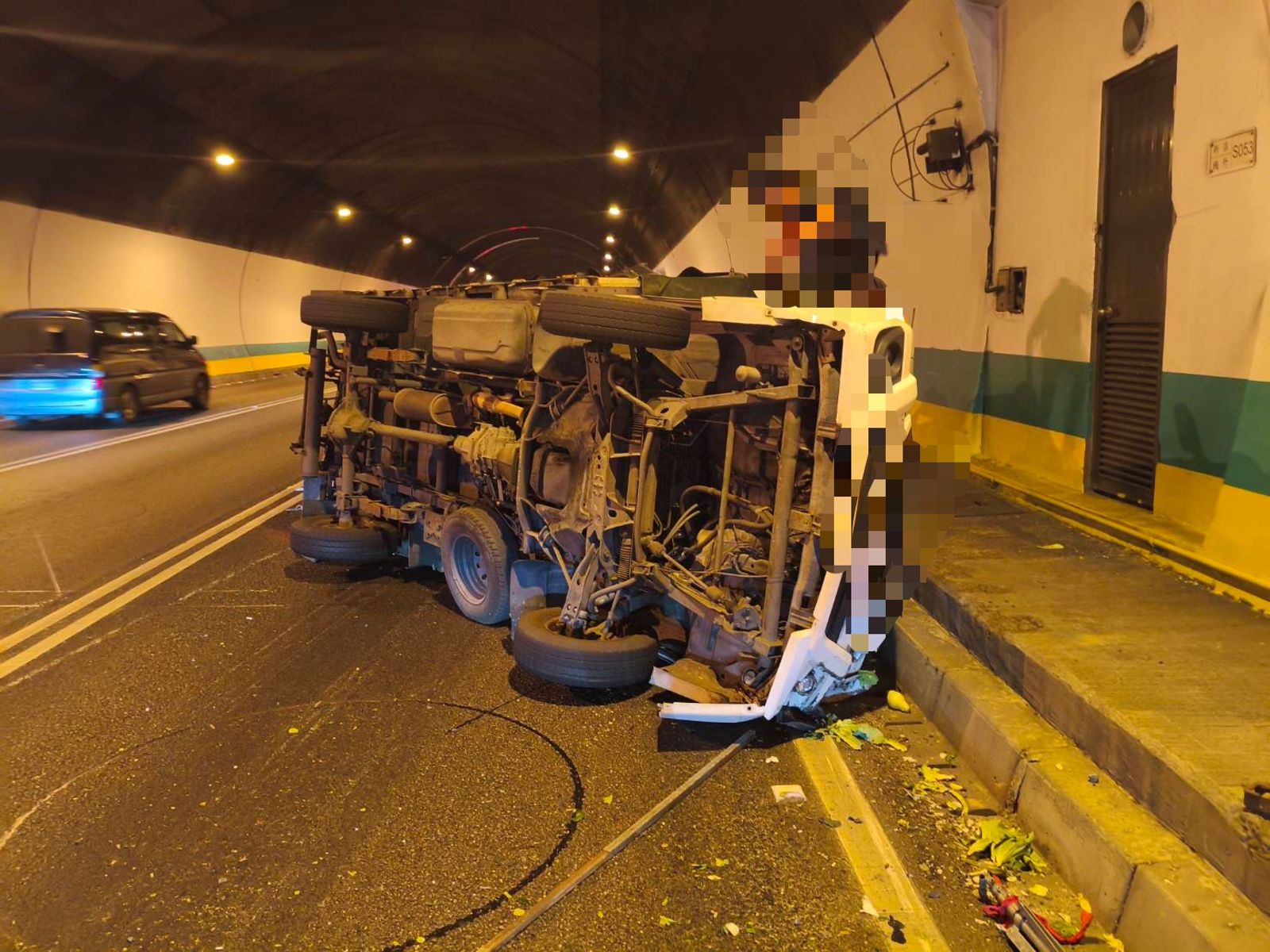 陳男車輛變換車道不慎翻覆。翻攝畫面