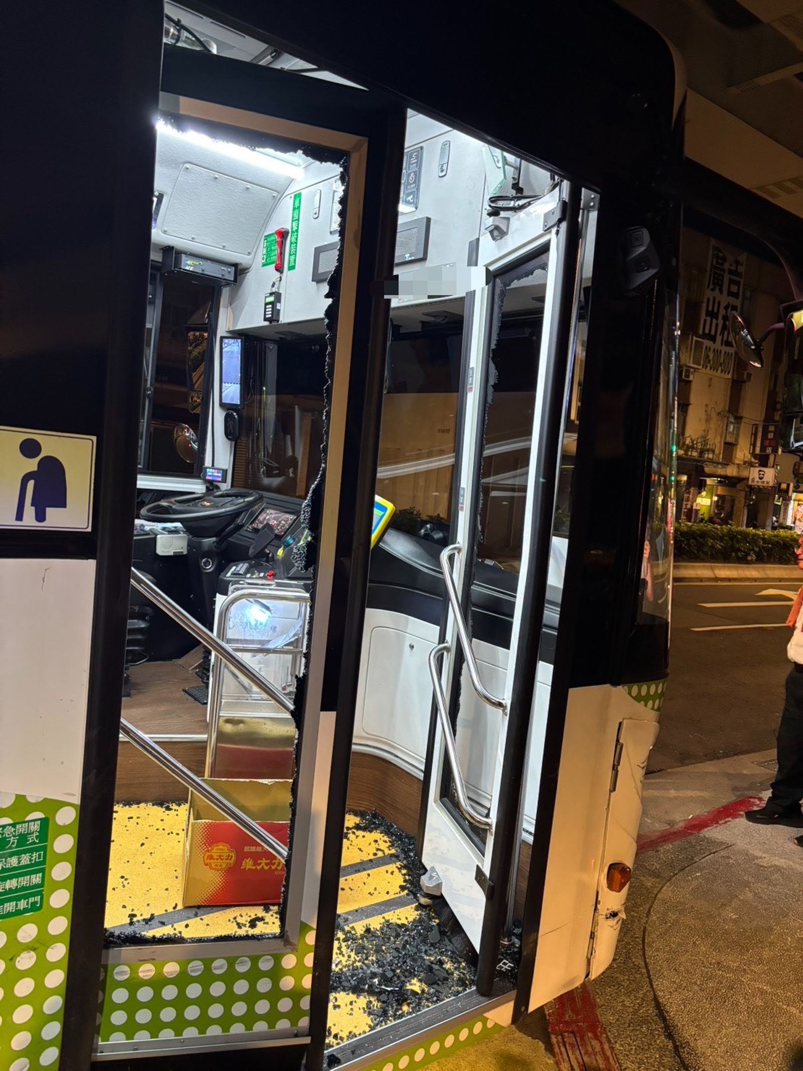 公車車門玻璃碎裂一地。翻攝畫面