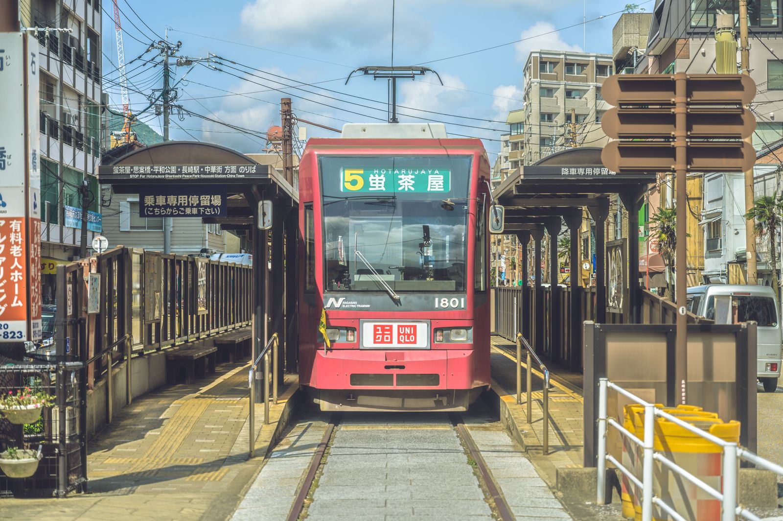 電車乘客吵到頭痛!奶奶默默送糖果「暴擊1句話」全場安靜…網友笑翻:這招要學起來
