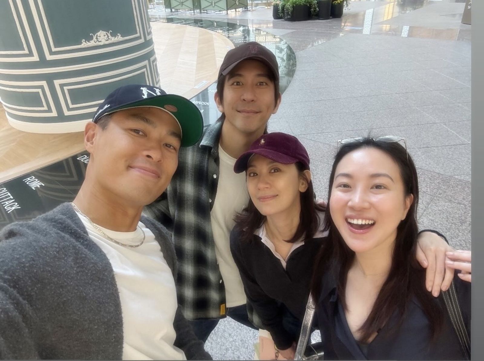 楊祐寧(左起)、修杰楷、賈靜雯、Melinda兩對夫妻在母親節相聚。翻攝IG @alyssachia