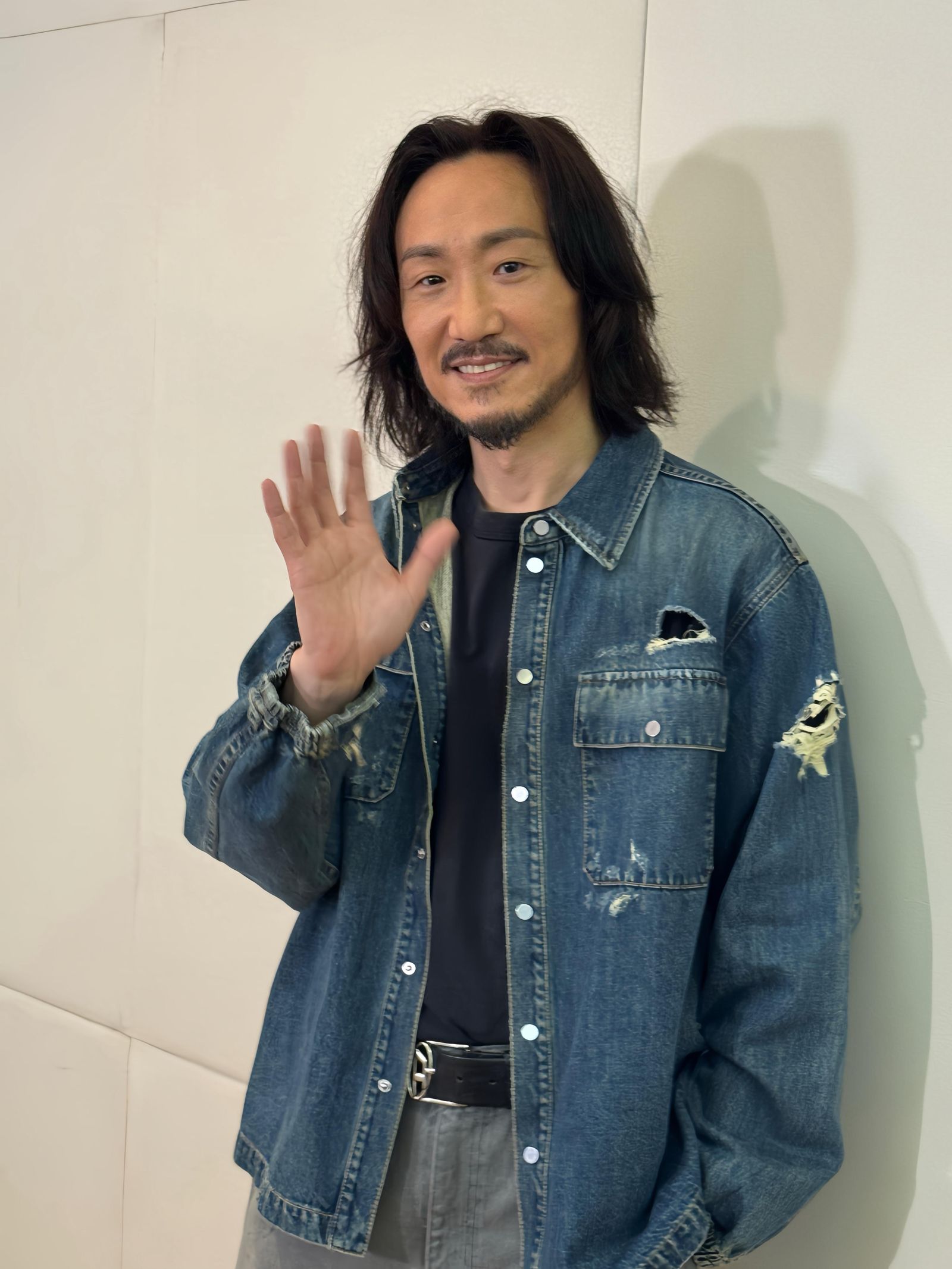 鄭中基自導自演電影《阿龍》 因遭遇疫情等種種因素,終於將在10月17日在台上映。華映娛樂提供