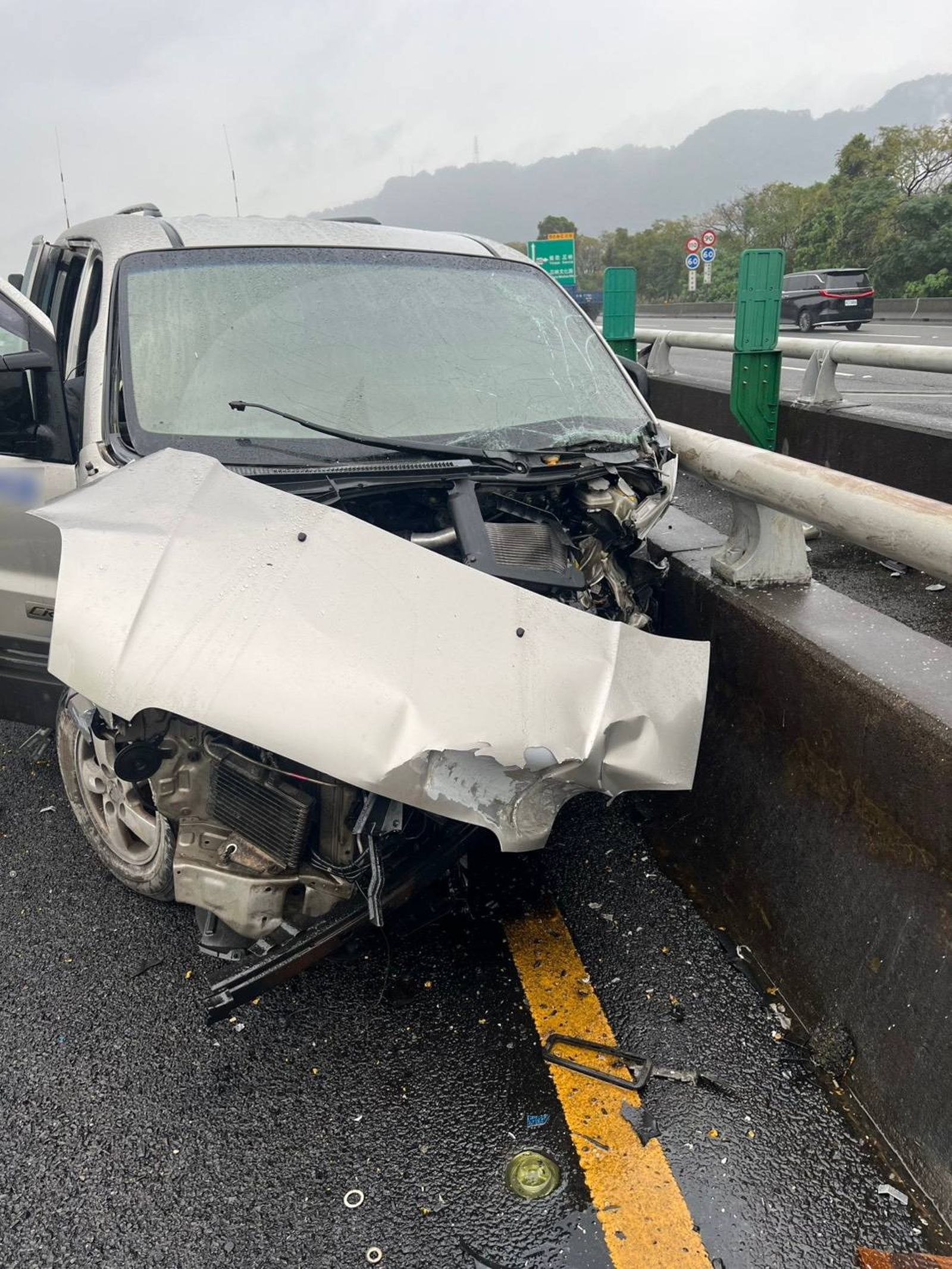 小貨車車頭嚴重凹陷,半邊不見。翻攝畫面