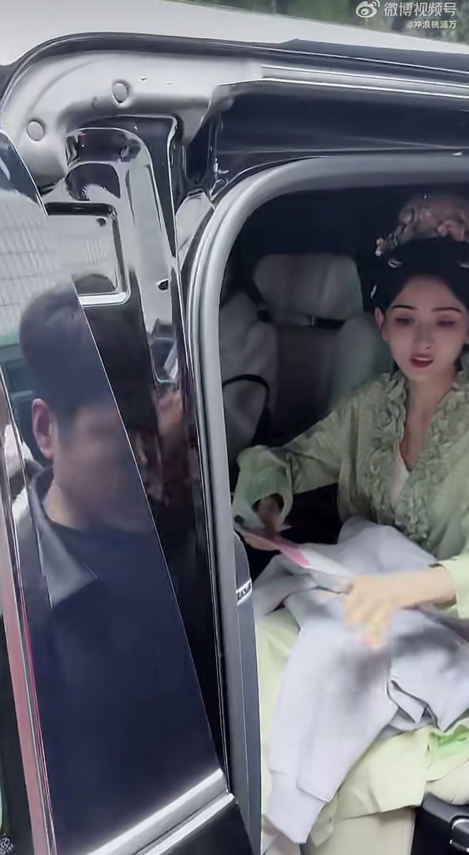 宋祖兒突然被粉絲求婚嚇一大跳。翻攝微博