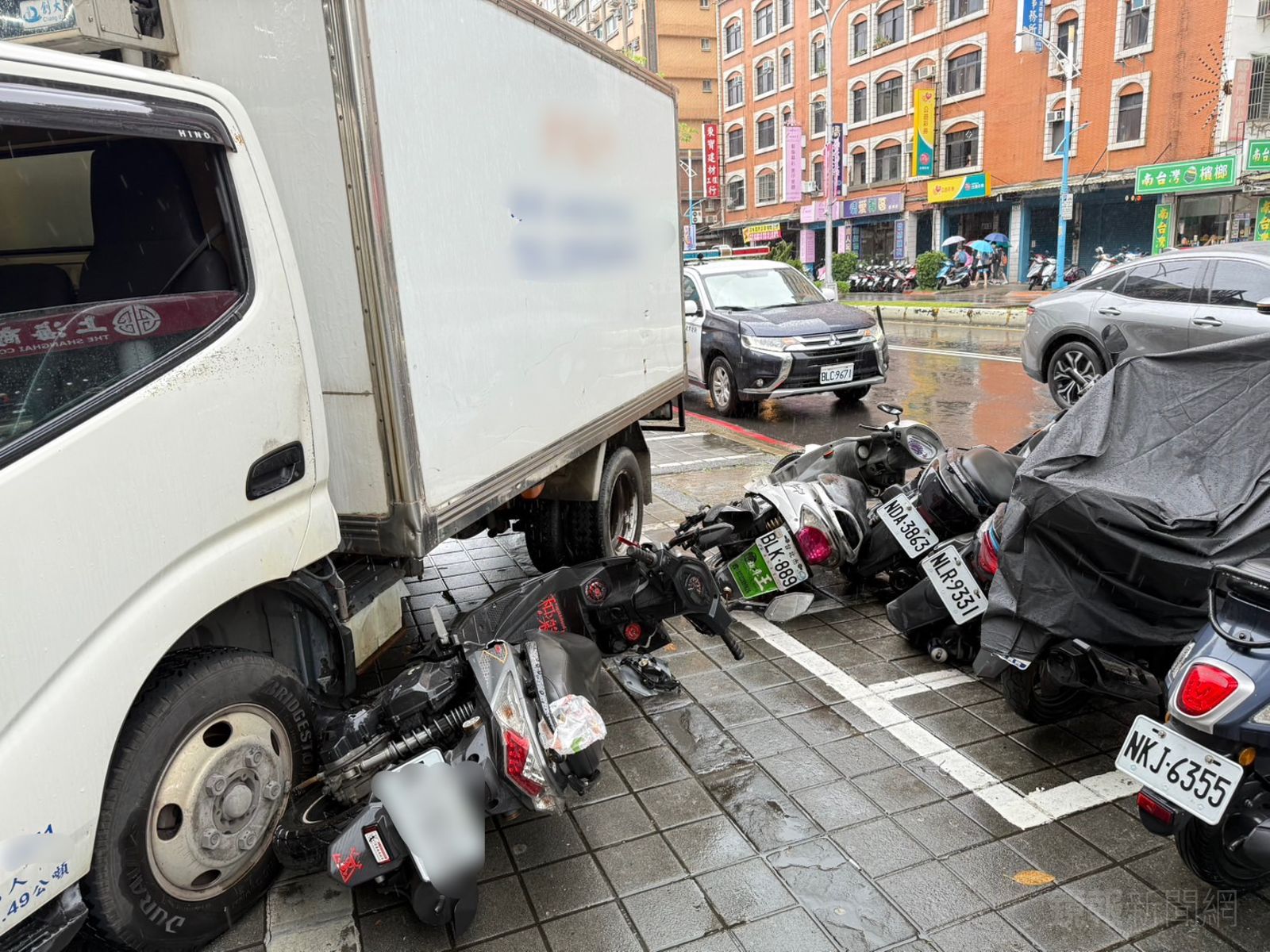 停車格內的機車被撞倒一片。警方提供